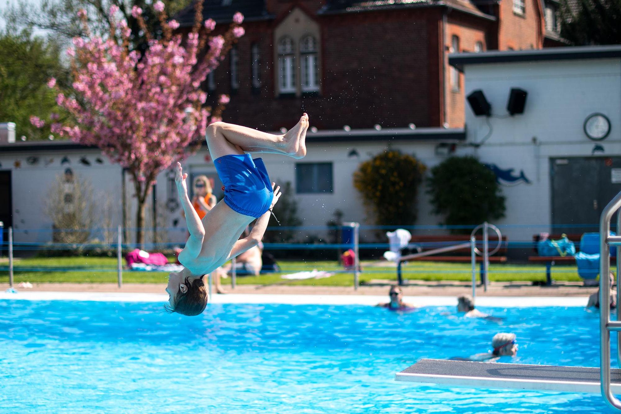 Junge_springt_vom_Sprungbrett