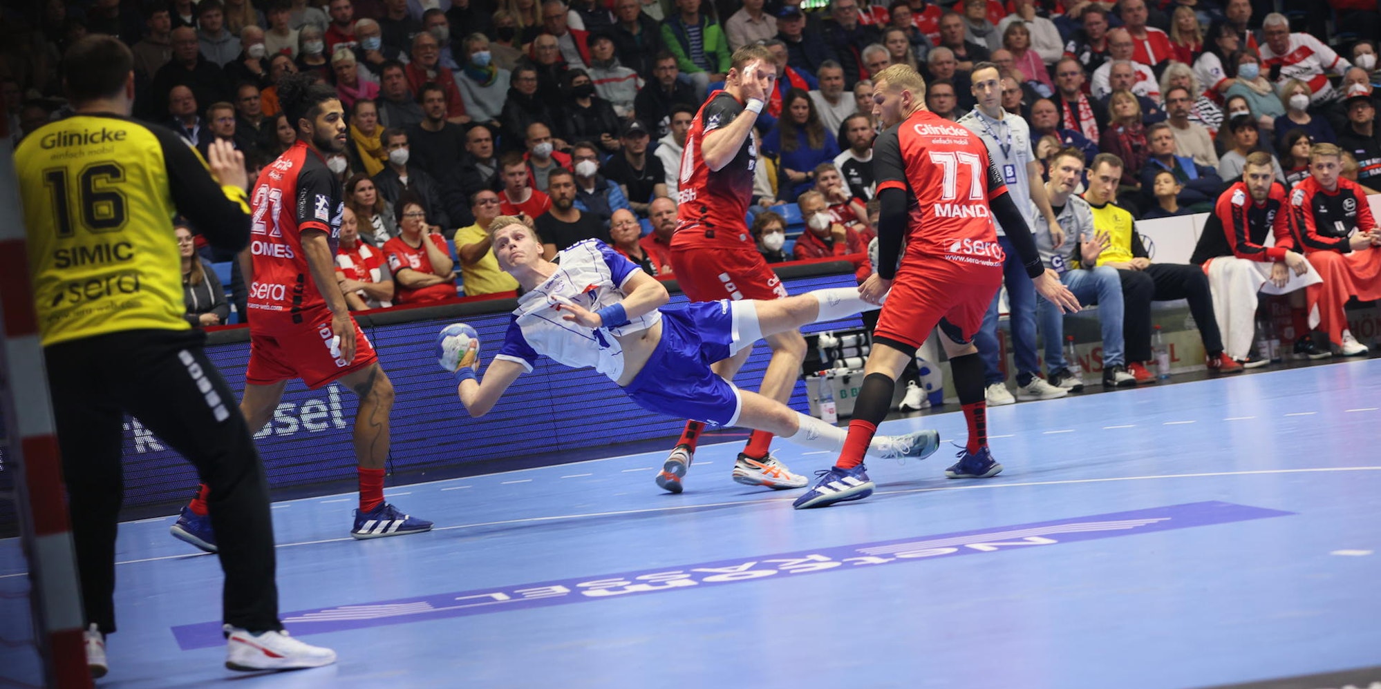 Ellidi Vidarsson im Angriff gegen Spieler von Melsungen