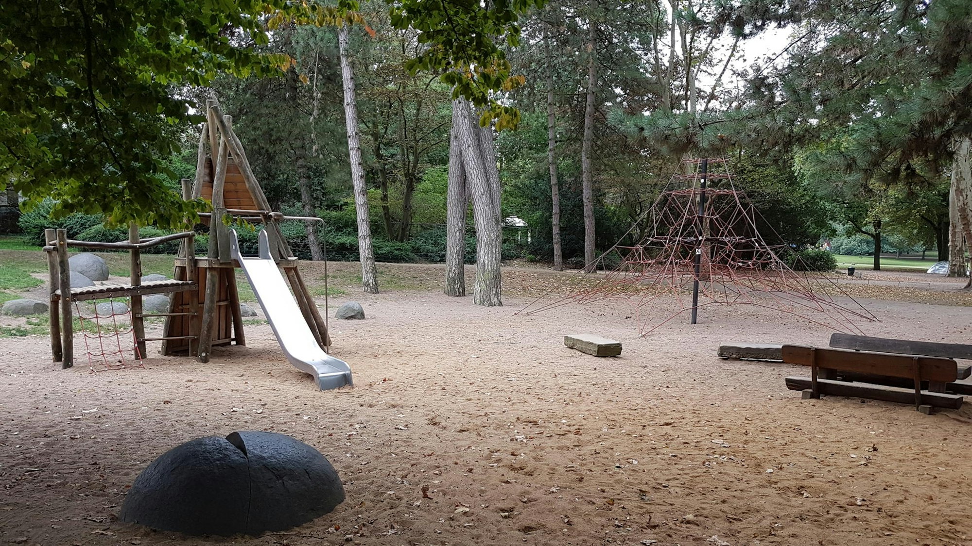 Der Spielplatz im Volksgarten in Köln.