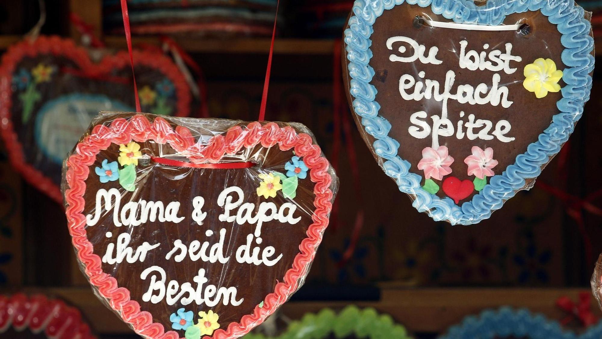 zwei Lebkuchenherzen mit Schriftzug