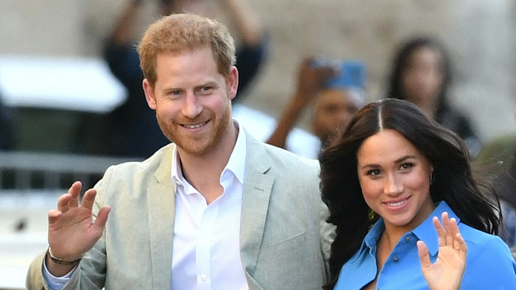 Prinz Harry und seine Ehefrau Herzogin Meghan winken den Fotografen.