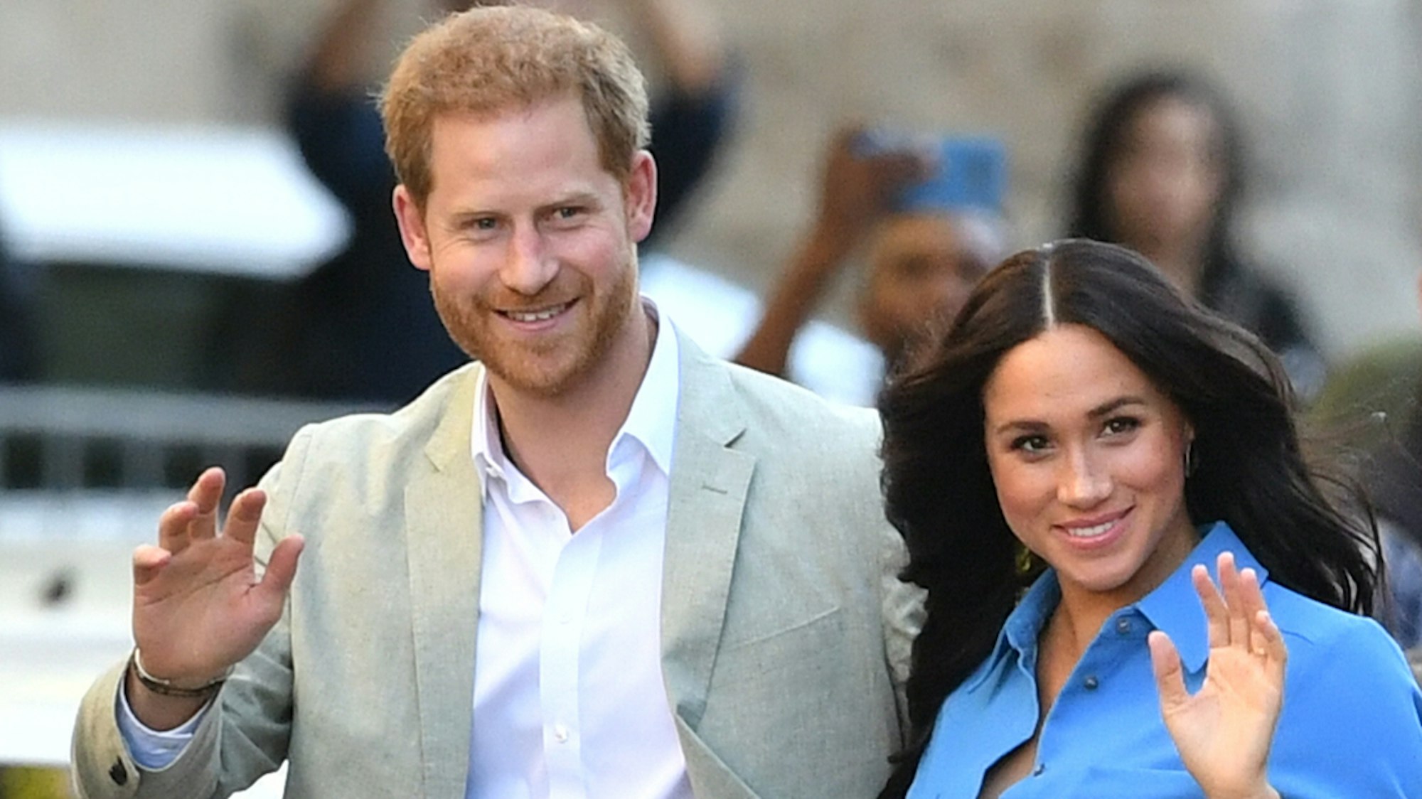 Prinz Harry und Herzogin Meghan winken.