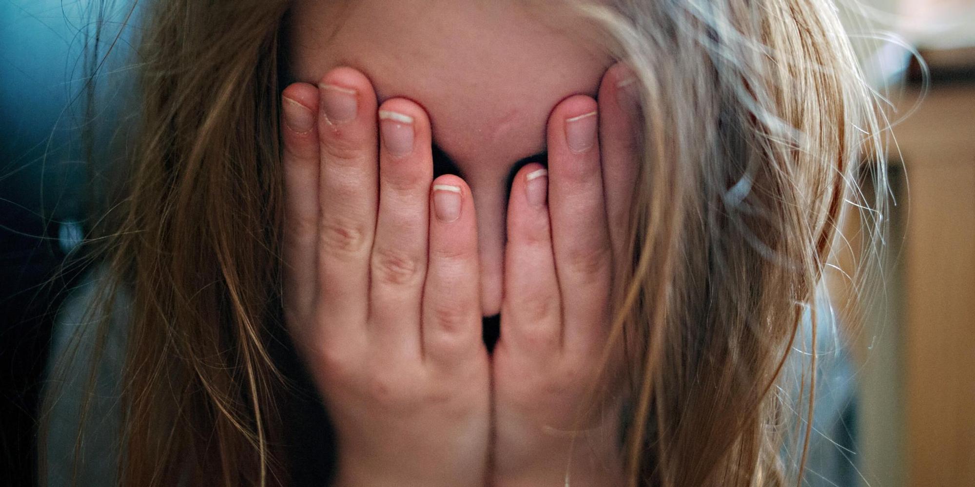 Kind schlägt sich Hände vors Gesicht dpa