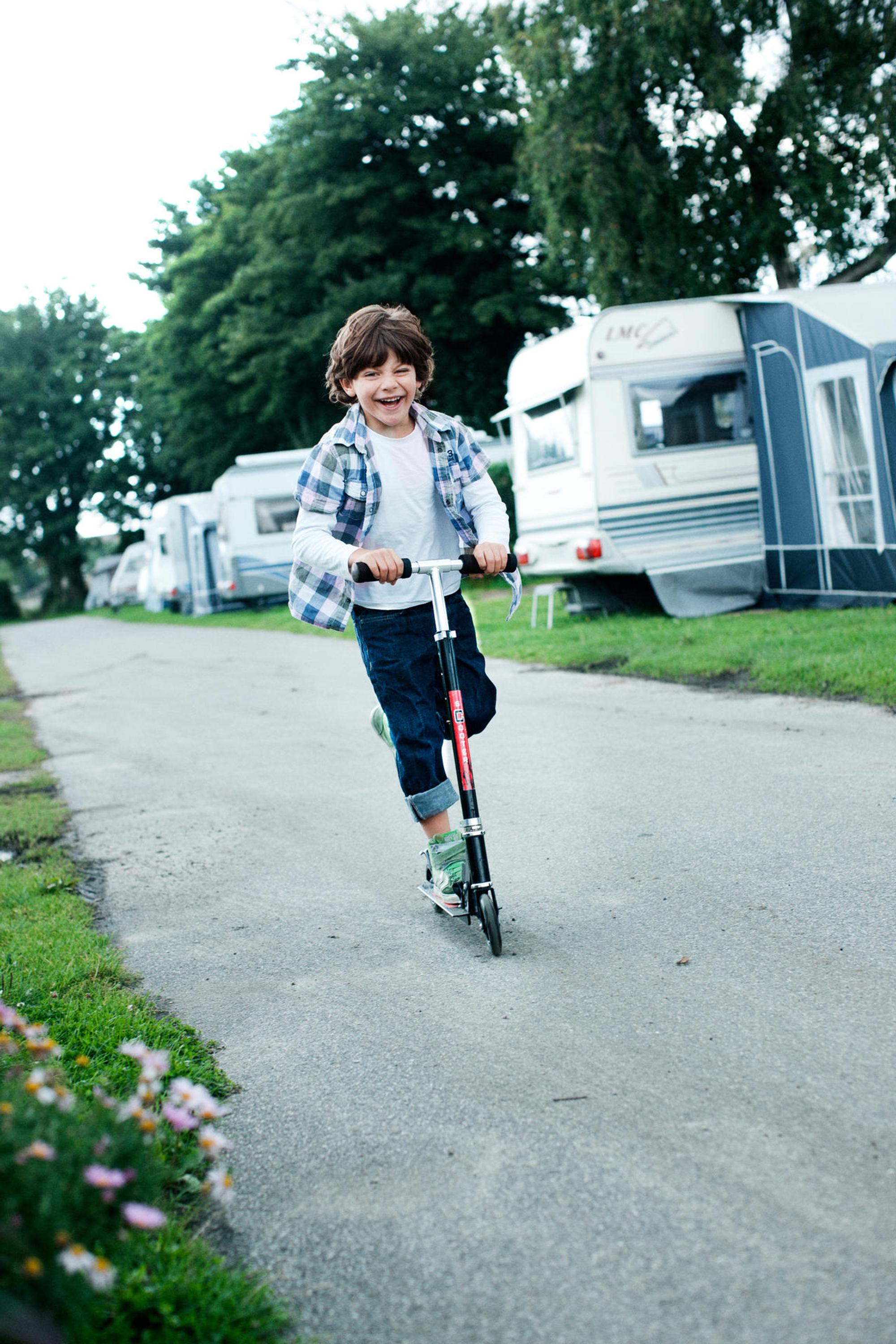 Kind spielt auf Campingplatz