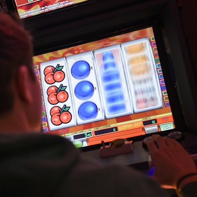 Spielsucht_Symbol_Spielautomat_Mann