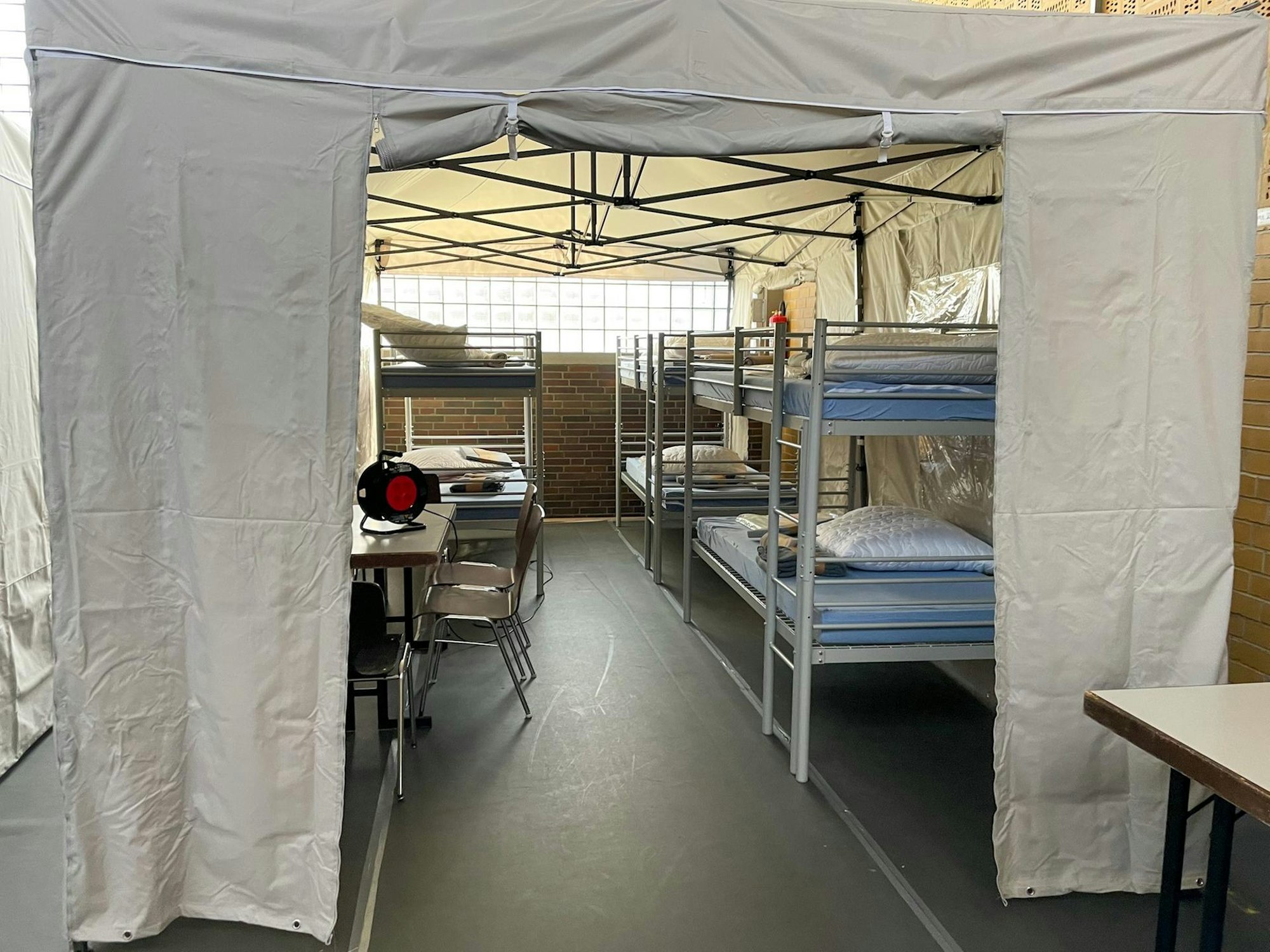 20220318-nip-ber-turnhalle-fluechtlinge-zieverich-2