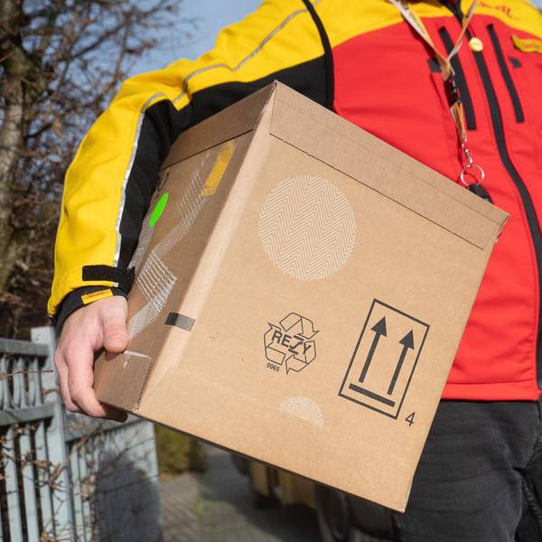 Paketbote Symbolbild 290322