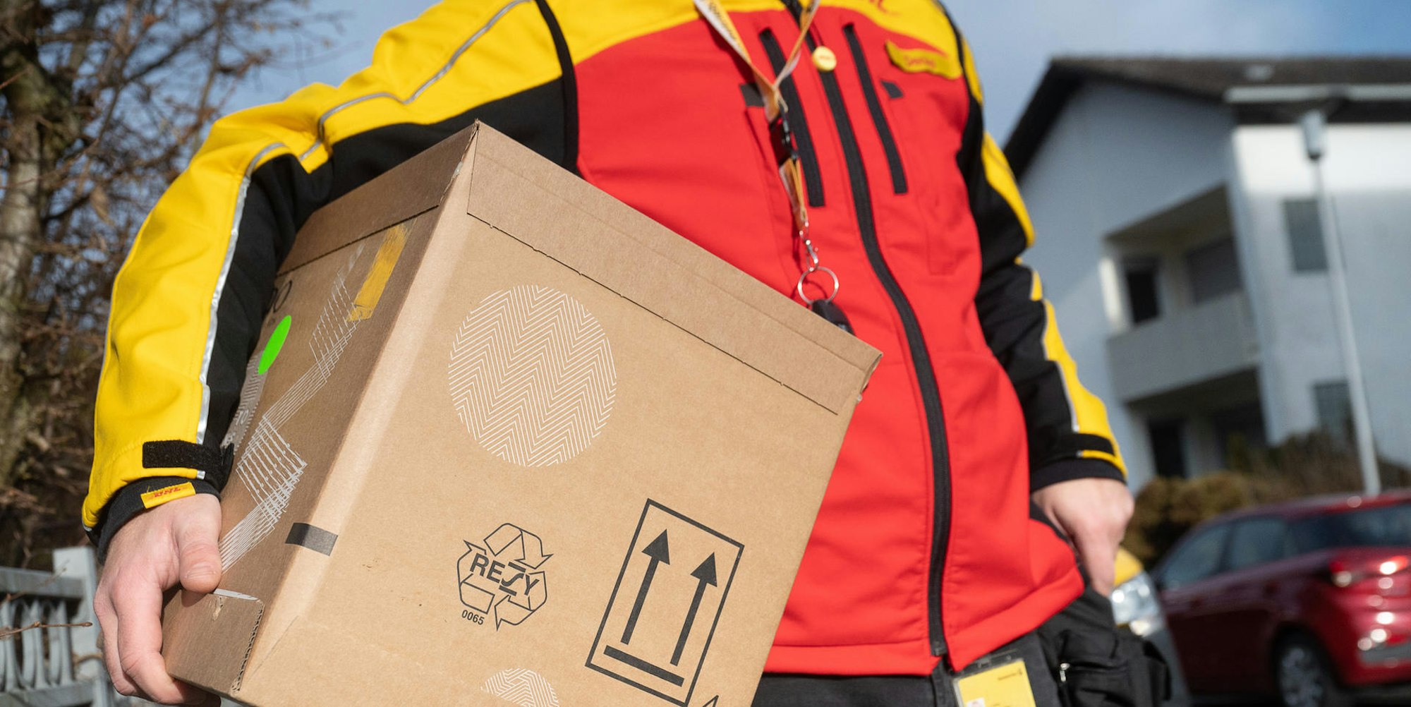 Paketbote Symbolbild 290322