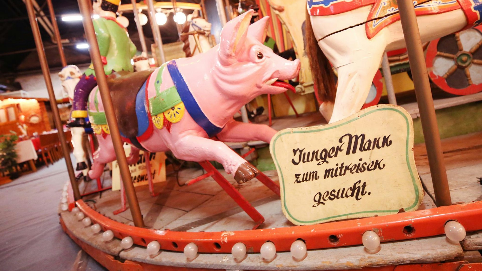 Kinderkarussell auf einer Kirmes.