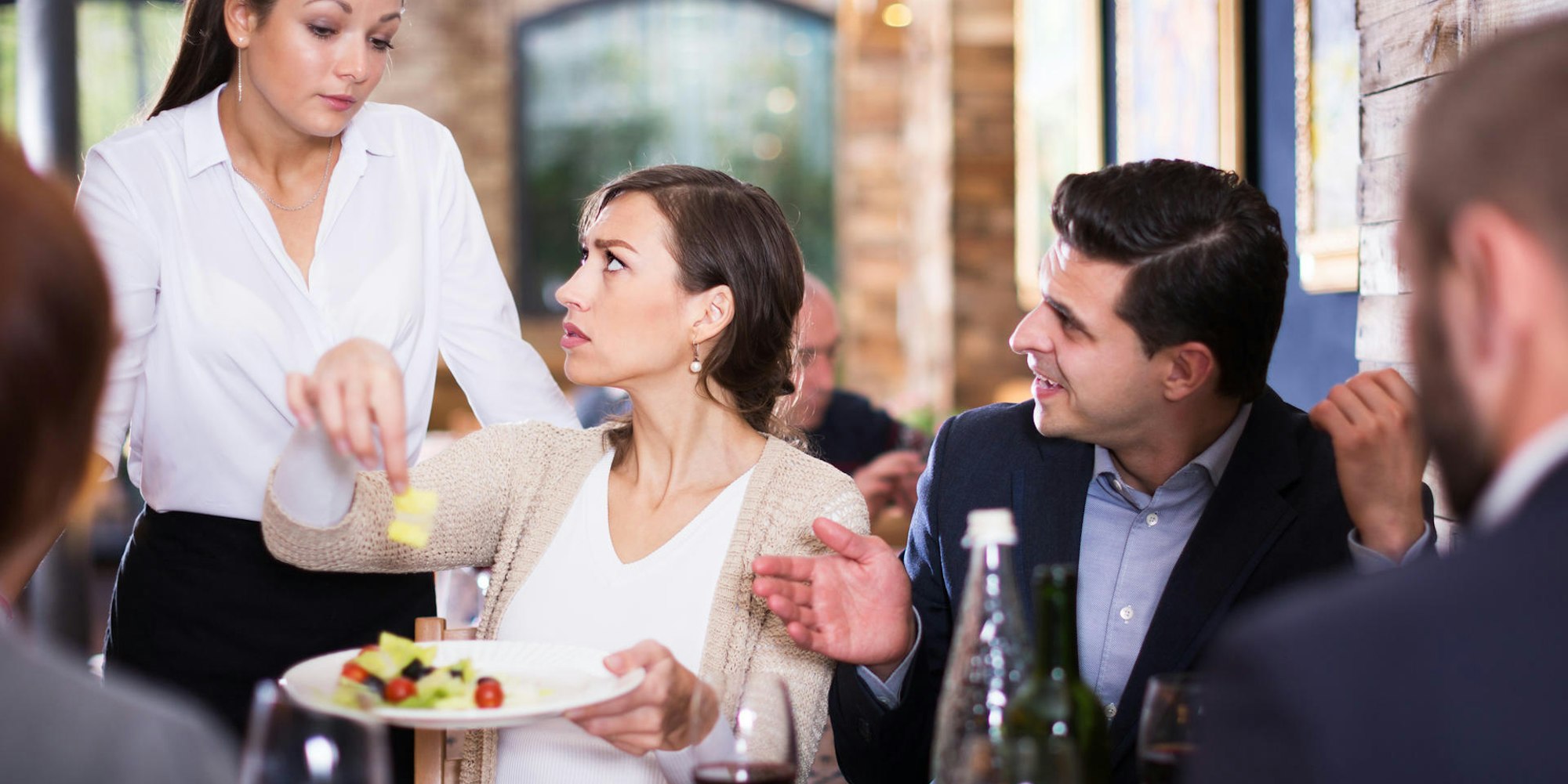 Restaurant Kellnerin Gäste Getty Images