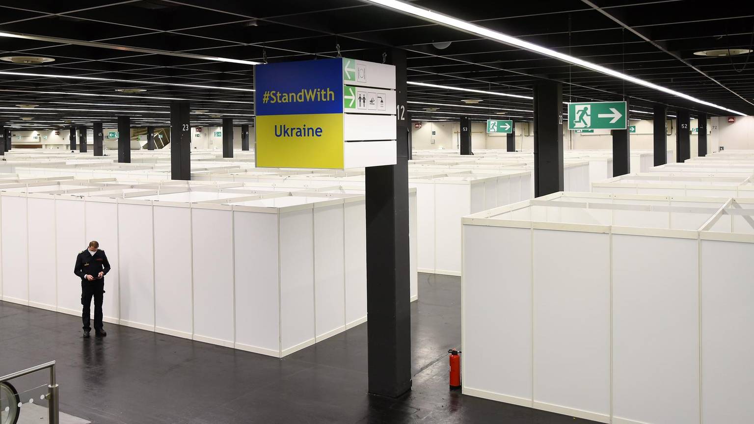 Blick von oben auf die provisorisch für ukrainische Flüchtlinge hergerichtete Unterkunft in den Kölner Messehallen