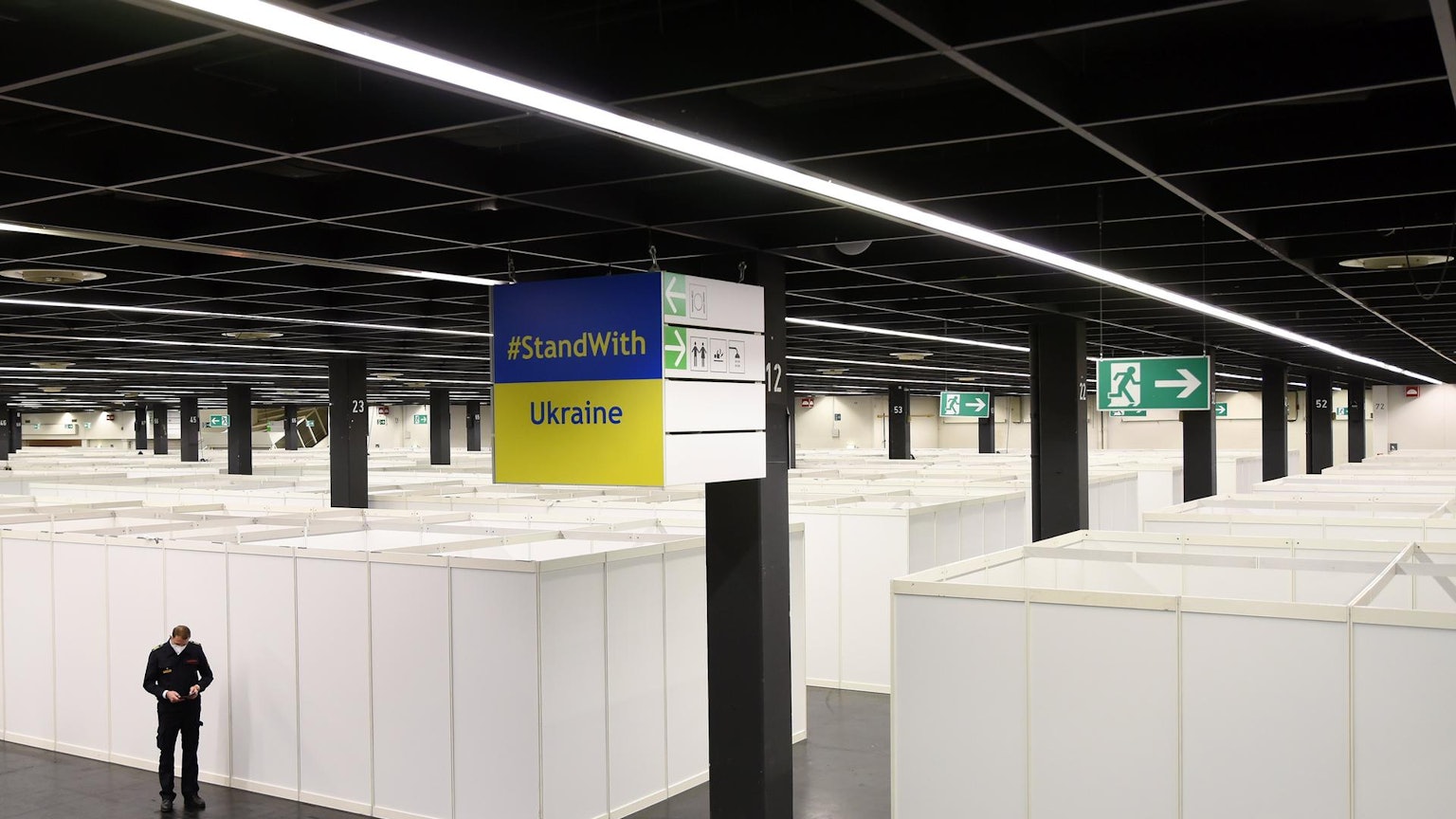 Blick von oben auf die provisorisch für ukrainische Flüchtlinge hergerichtete Unterkunft in den Kölner Messehallen