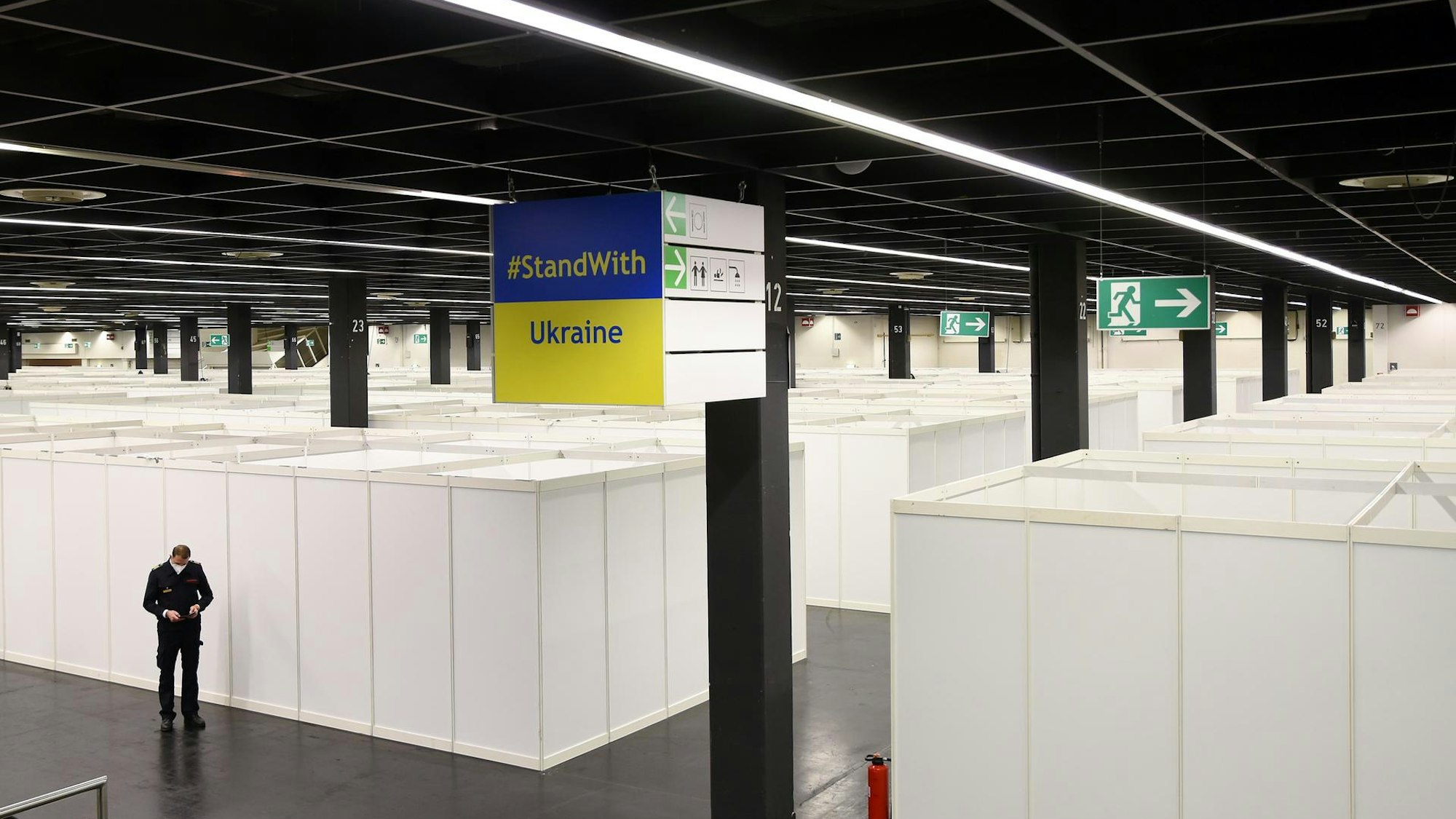 Blick von oben auf die provisorisch für ukrainische Flüchtlinge hergerichtete Unterkunft in den Kölner Messehallen