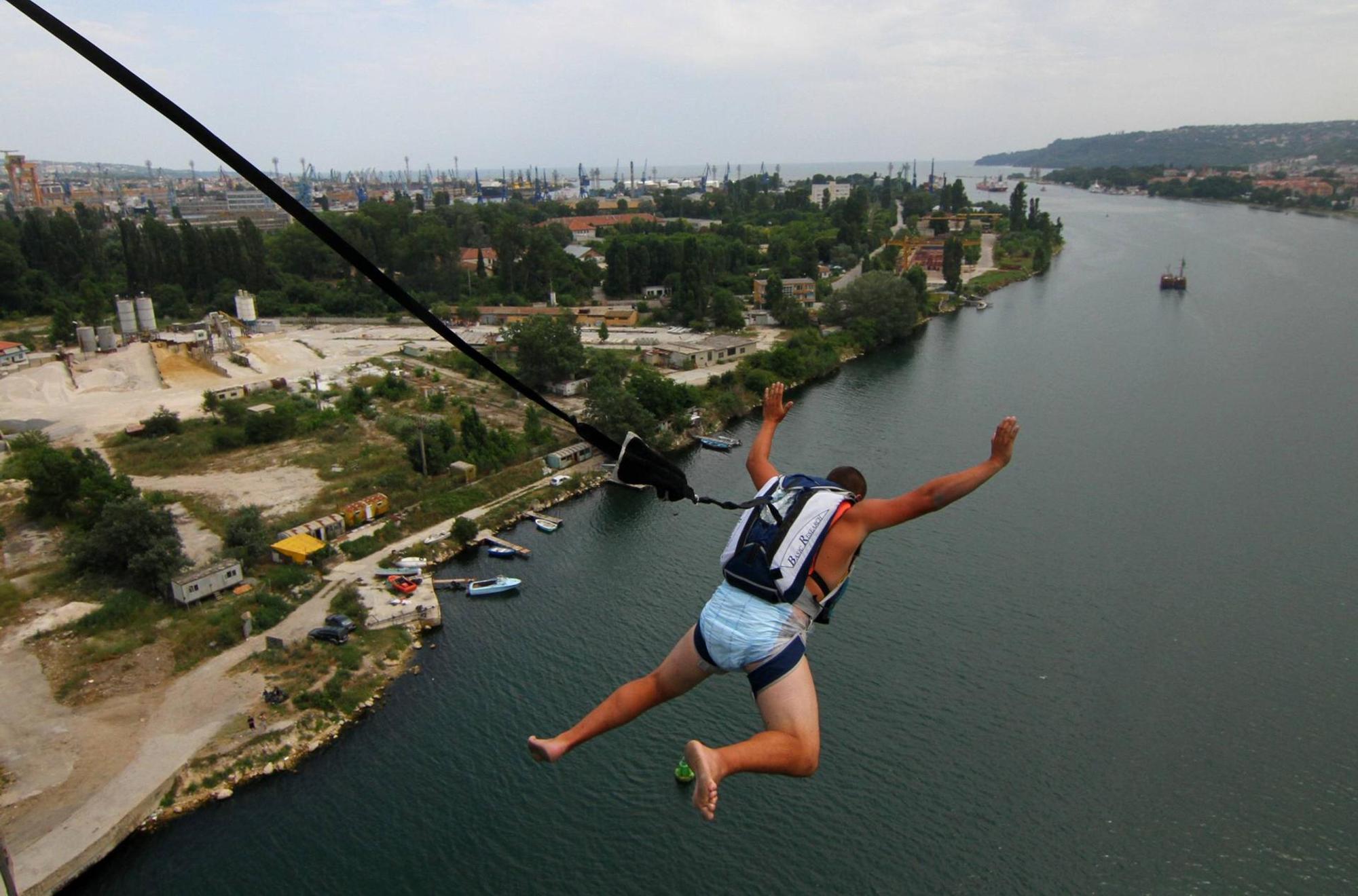 Online-Dating_Mann_Bungee