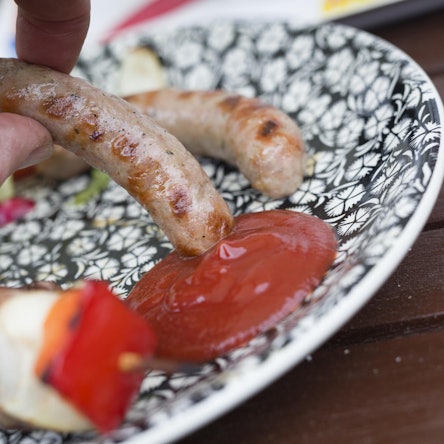 Ein Grillteller mit Würstchen und Ketchup