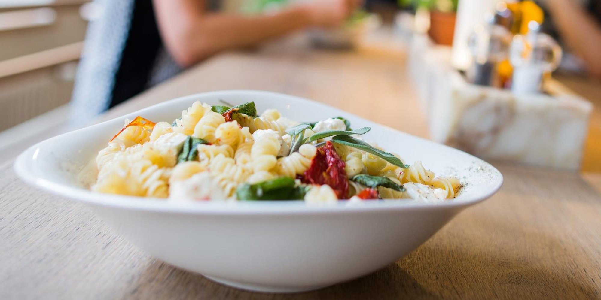 Teller mit Essen steht auf einem Tisch im Restaurant