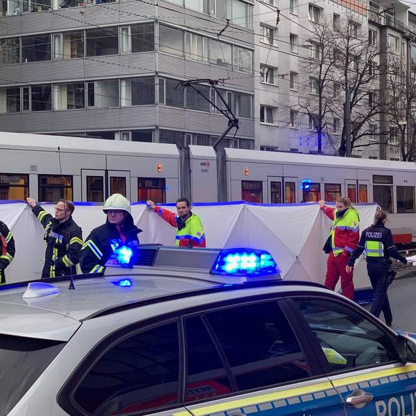 Am Barbarossaplatz ist eine Person von einer KVB-Bahn erfasst und getötet worden.