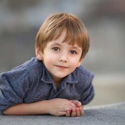 Ein lächelnder Junge schaut den Betrachter an