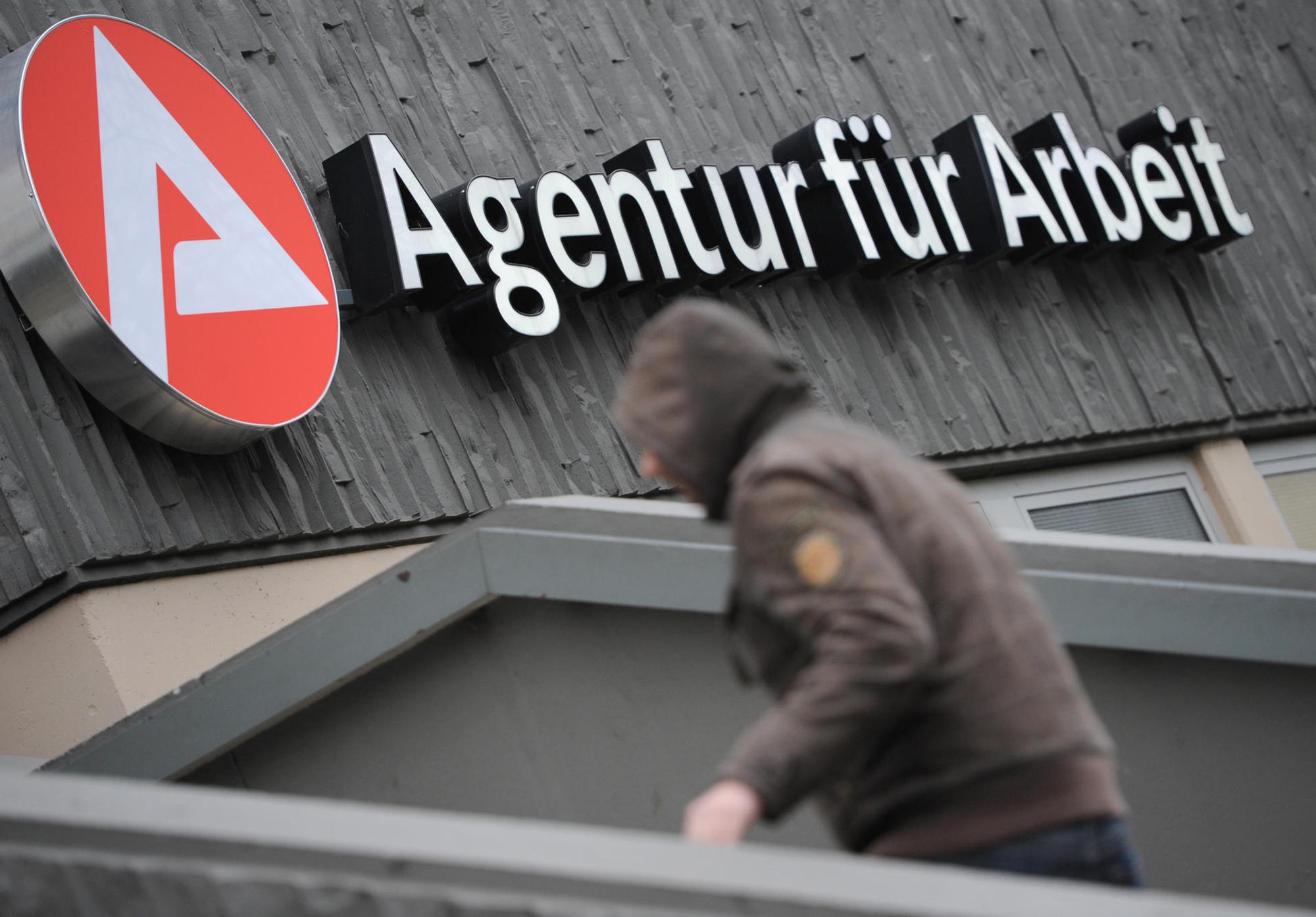 Das Logo der Agentur für Arbeit an einem Gebäude.