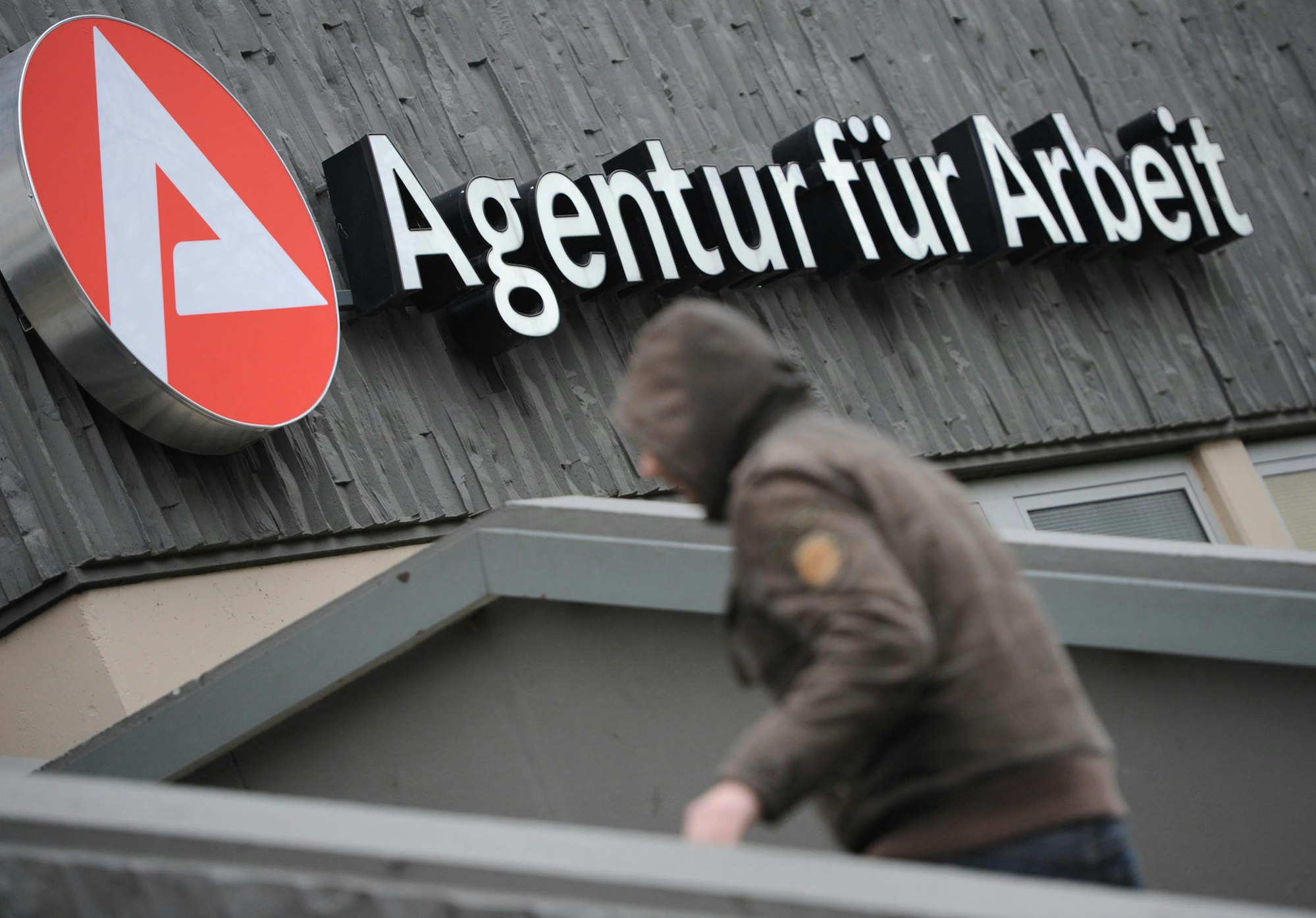 Das Logo der Agentur für Arbeit an einem Gebäude.
