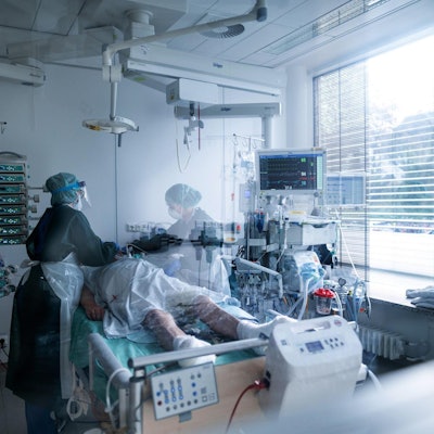 Corona Symbolbild Pflege im KH