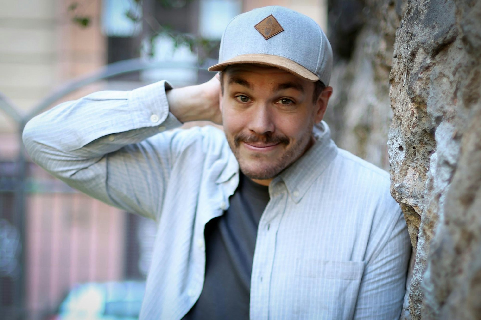 Jan van Weyde schaut in die Kamera, er trägt eine Kappe.