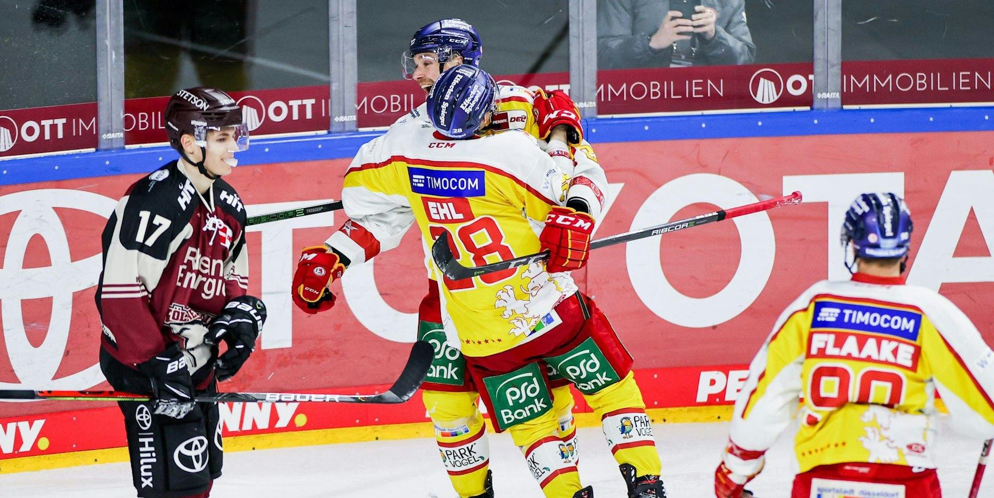 ADD2D1CE-3005-4129-9EC1-2F5714E3BF99