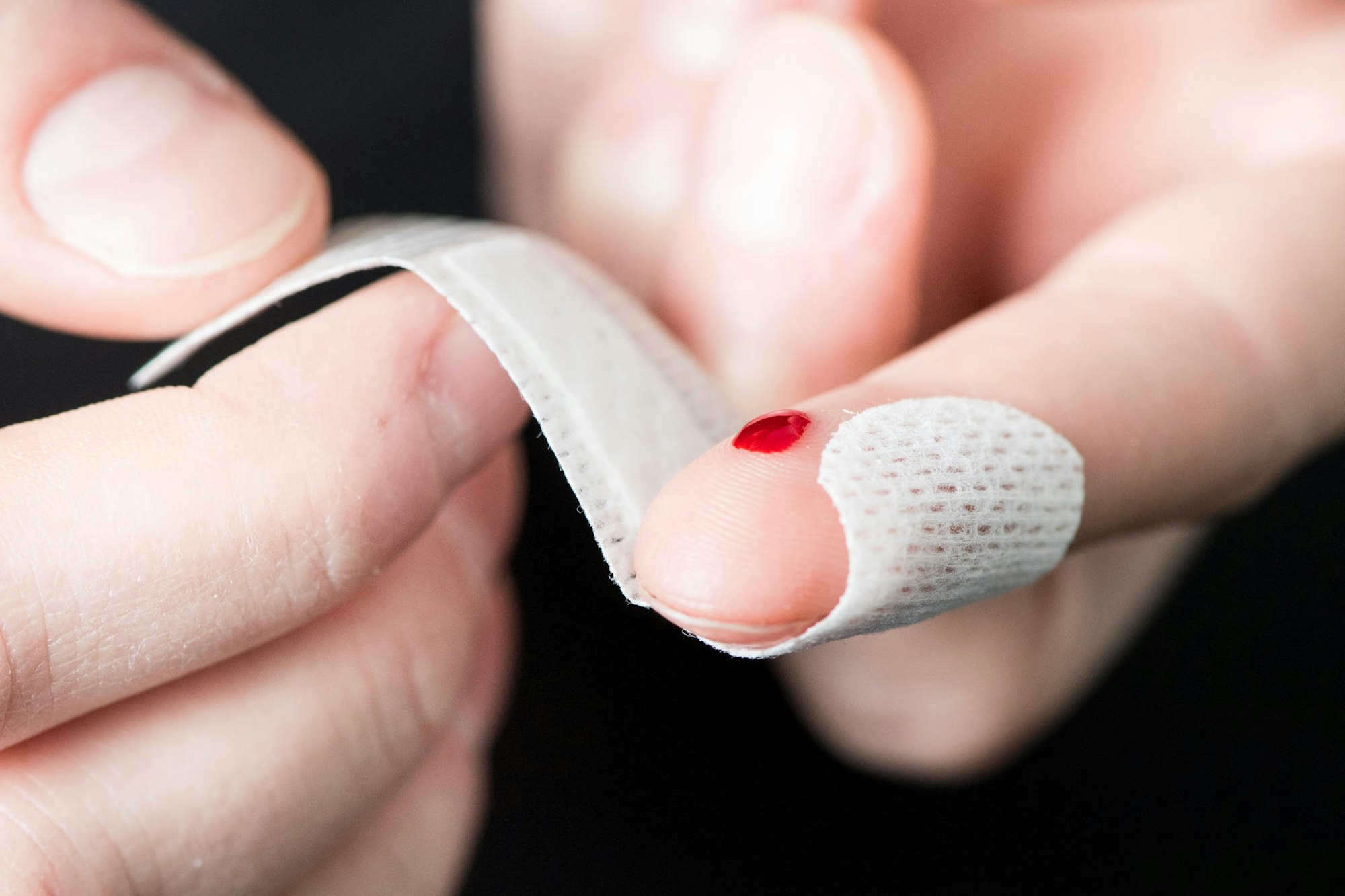 Schnittwunde am Finger mit Pflaster