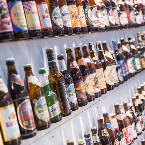 Bier_verschiedeneSorten_Flaschen_Regal_Symbol