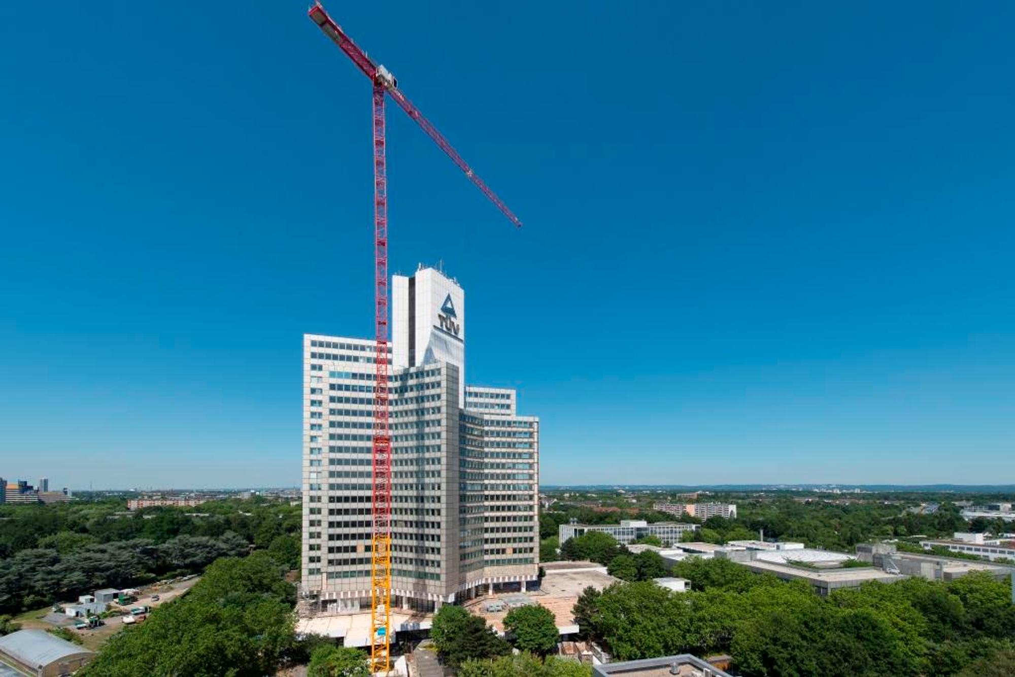 TÜV Rheinland Turm mit Kran Quer