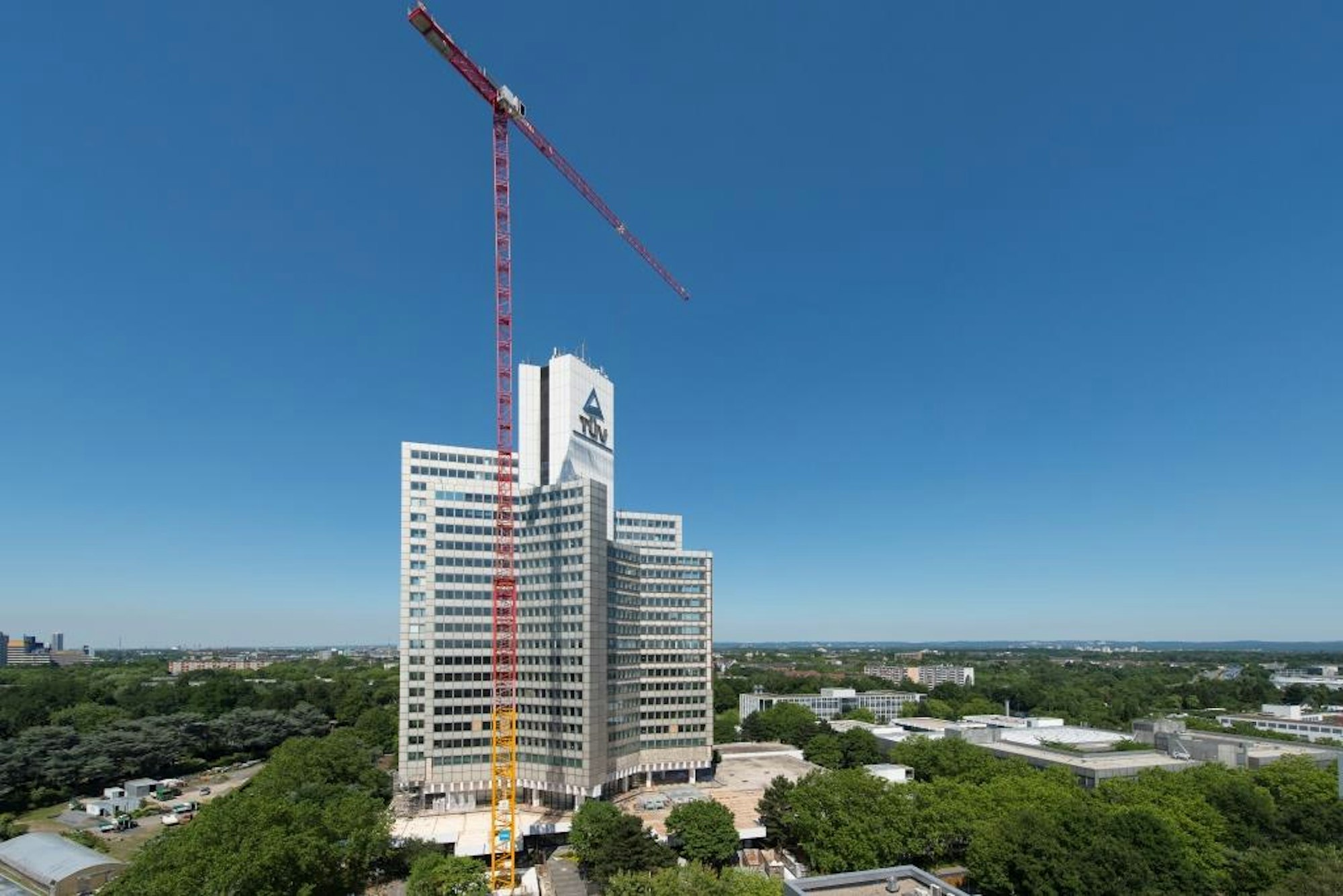 TÜV Rheinland Turm mit Kran Quer