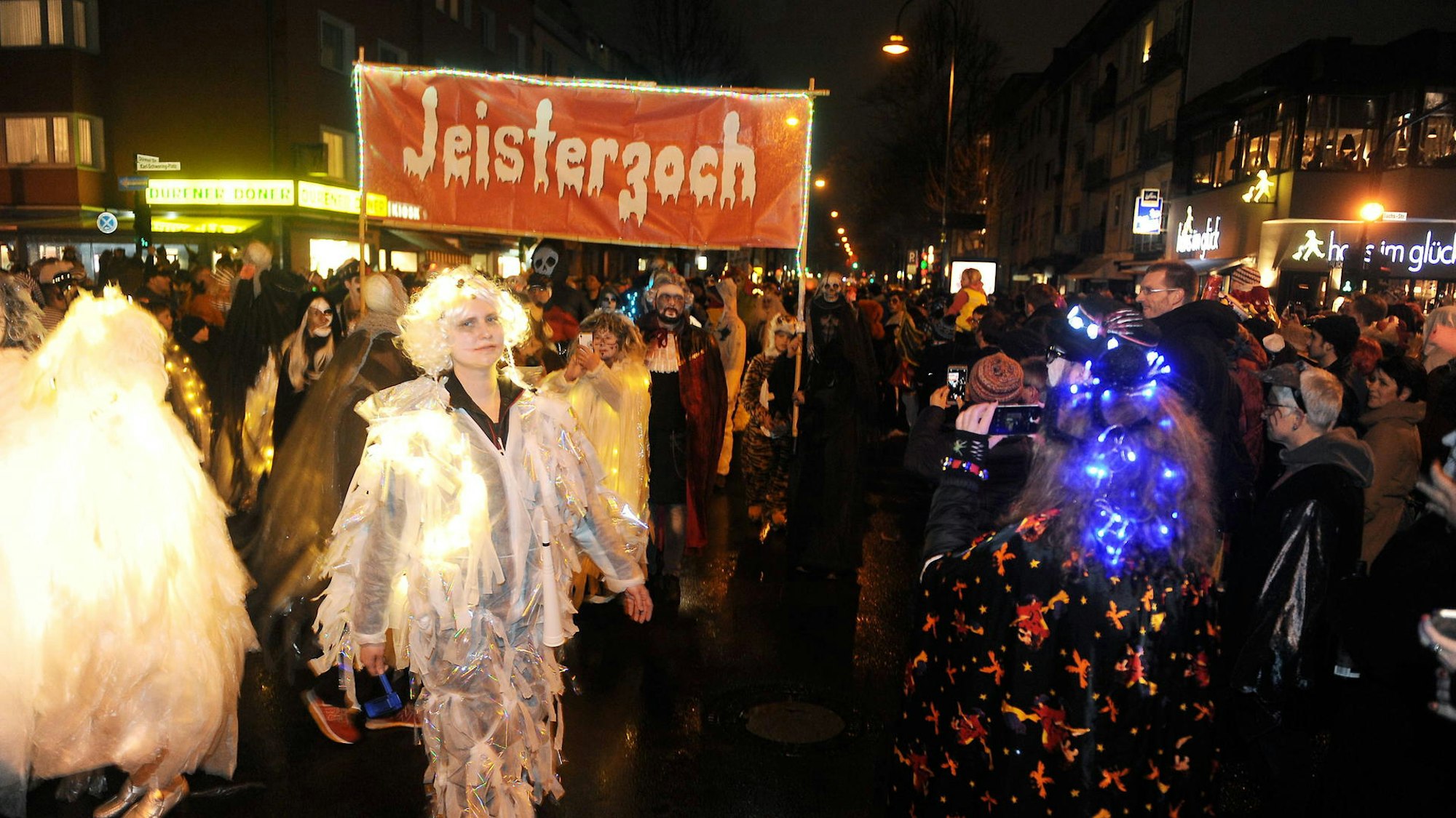 Mehrere tausend Geister, Untote und Jecke ziehen beim Gesiterzoch durch die Straßen.