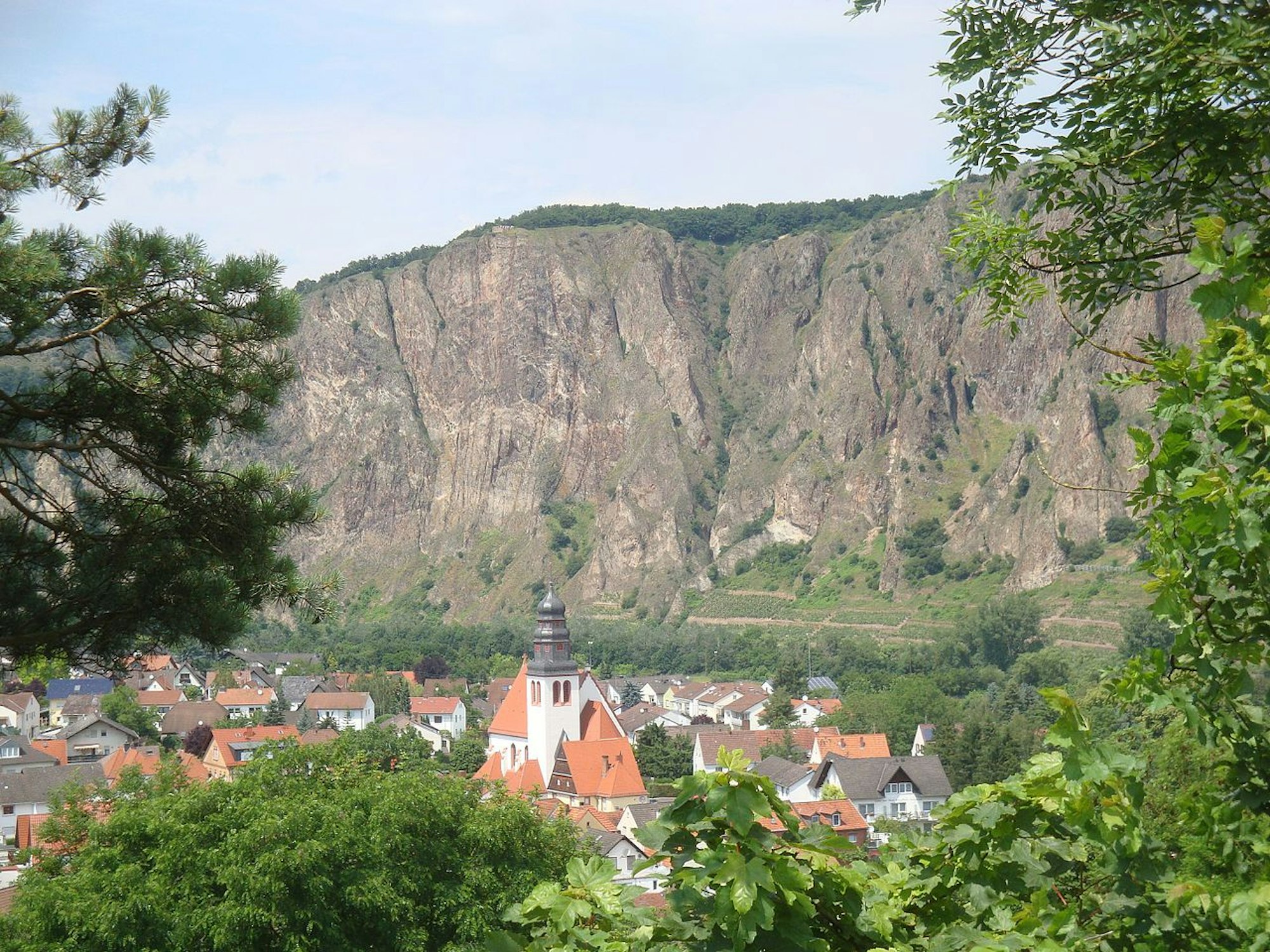 Rotenfels_mit_dem_Stadtteil_Ebernburg