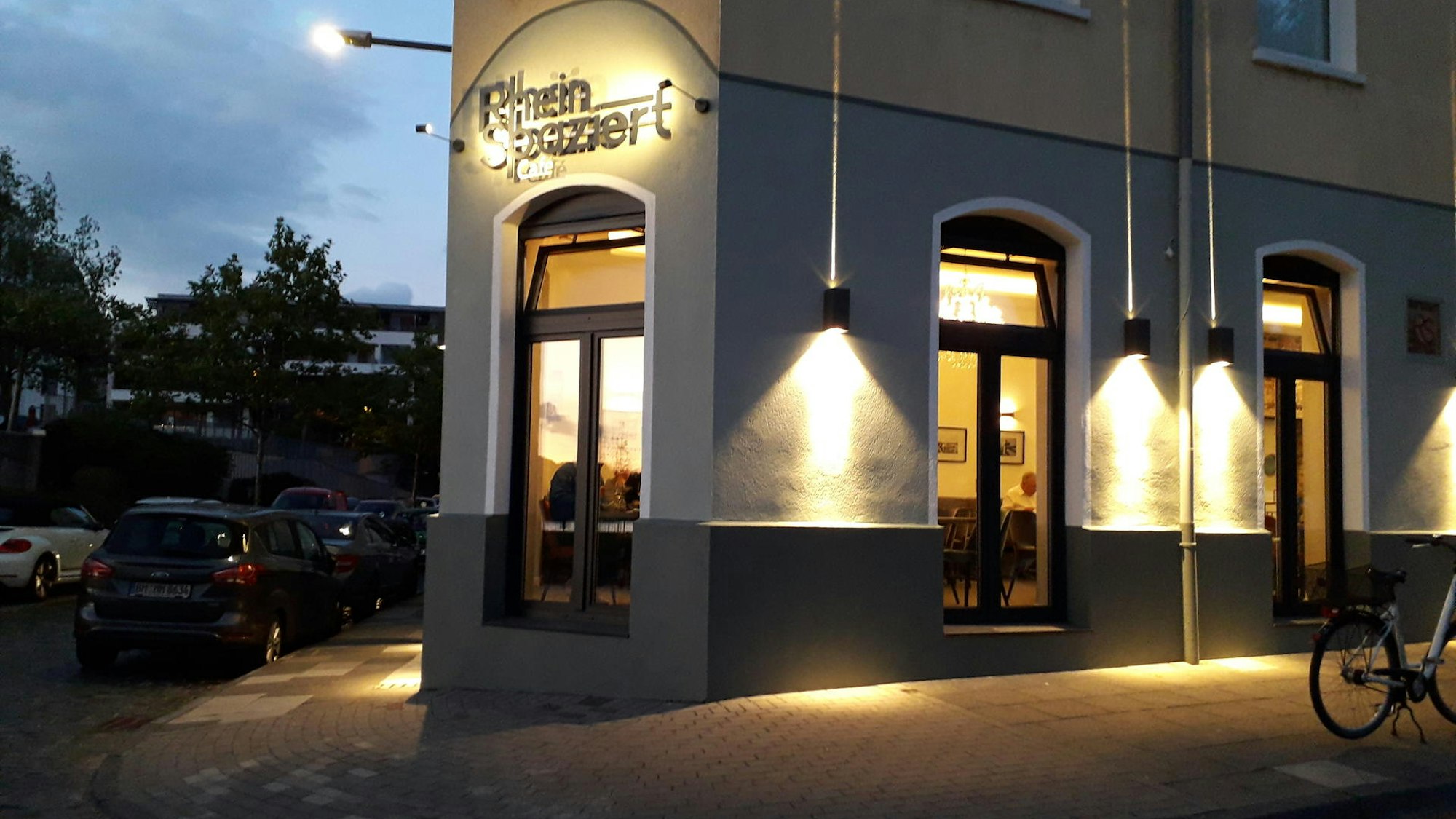 Das „Café Rheinspaziert" in Mülheim von außen