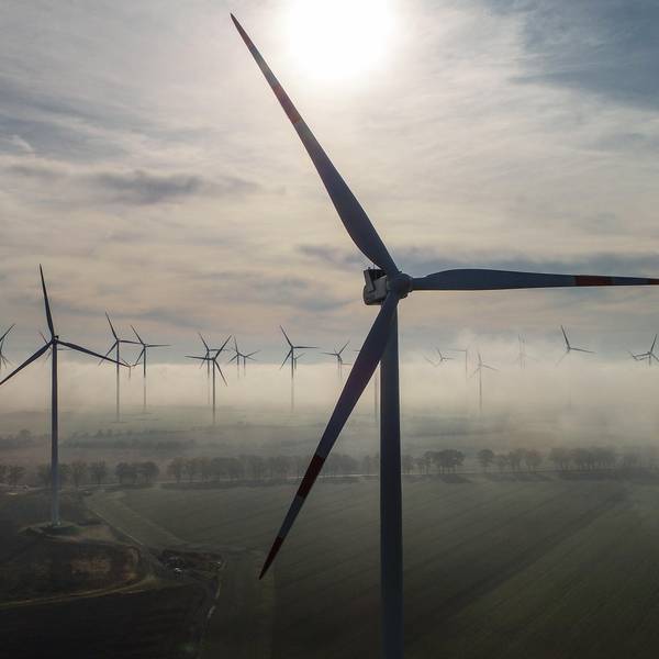 Windräder stehen auf Feldern.