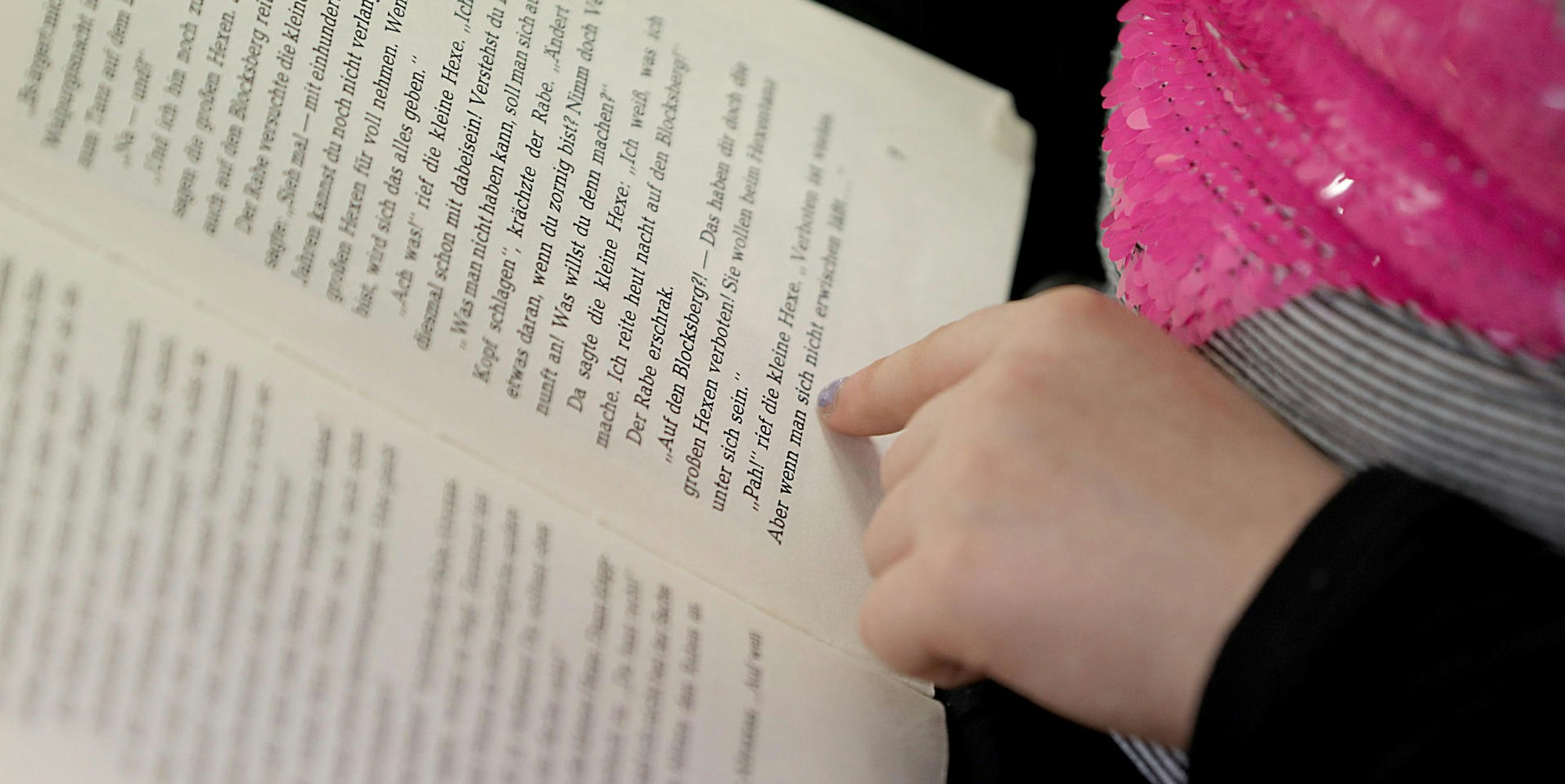 Kind mit Buch