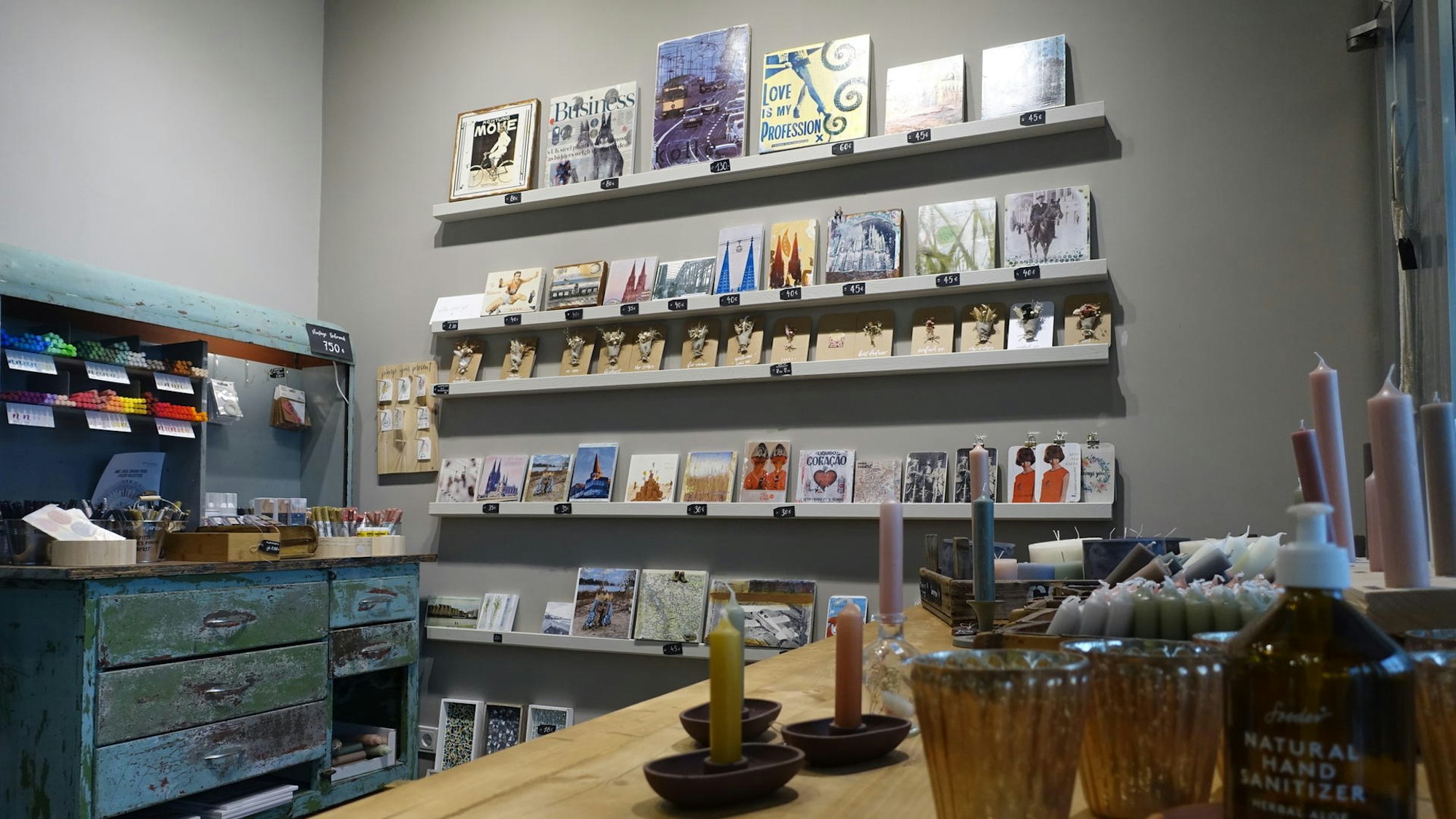 Der Laden-Bereich des Café Mapita in Köln Dellbrück.