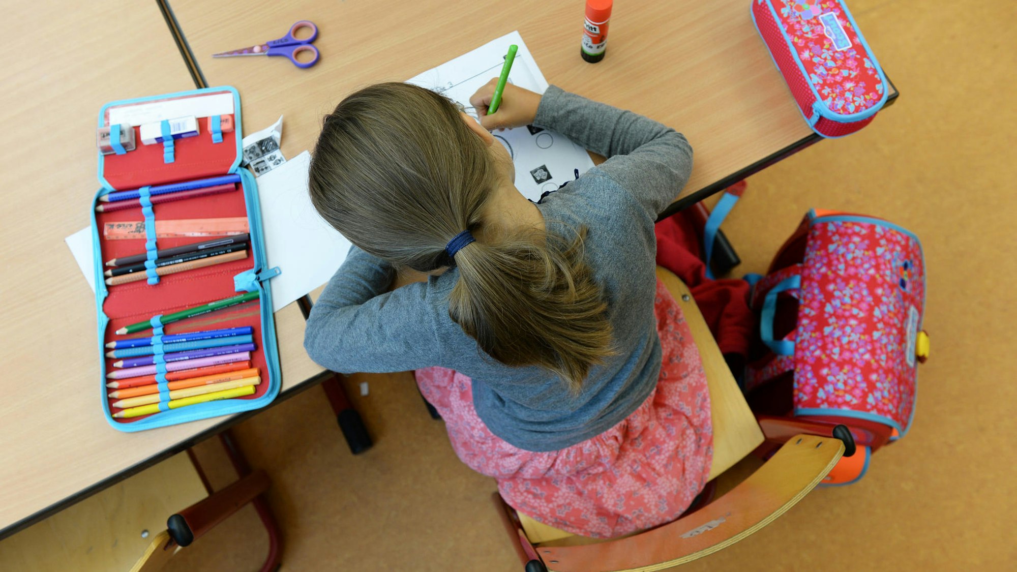 Eine Grundschülerin im Unterricht