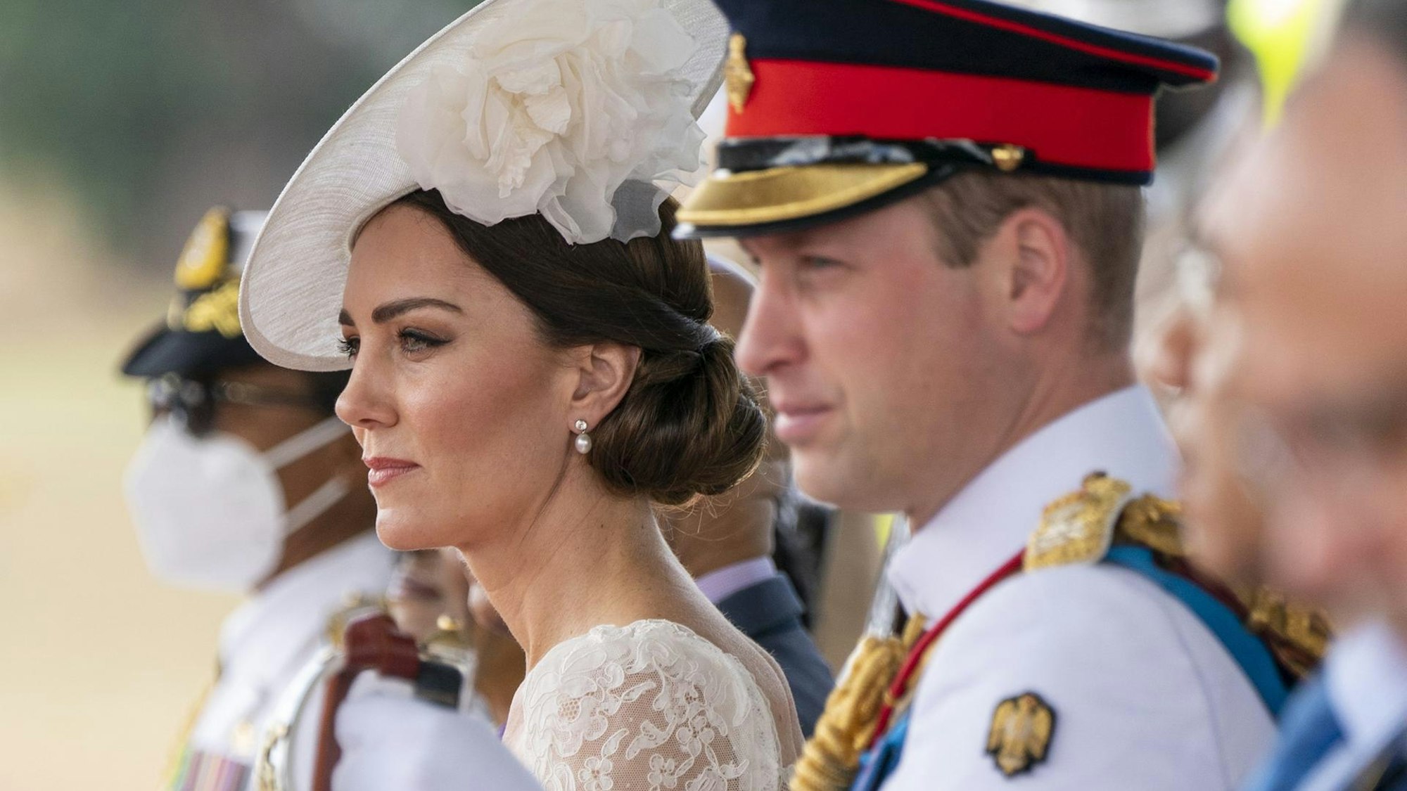 Kate und William in feierlicher Garderobe.