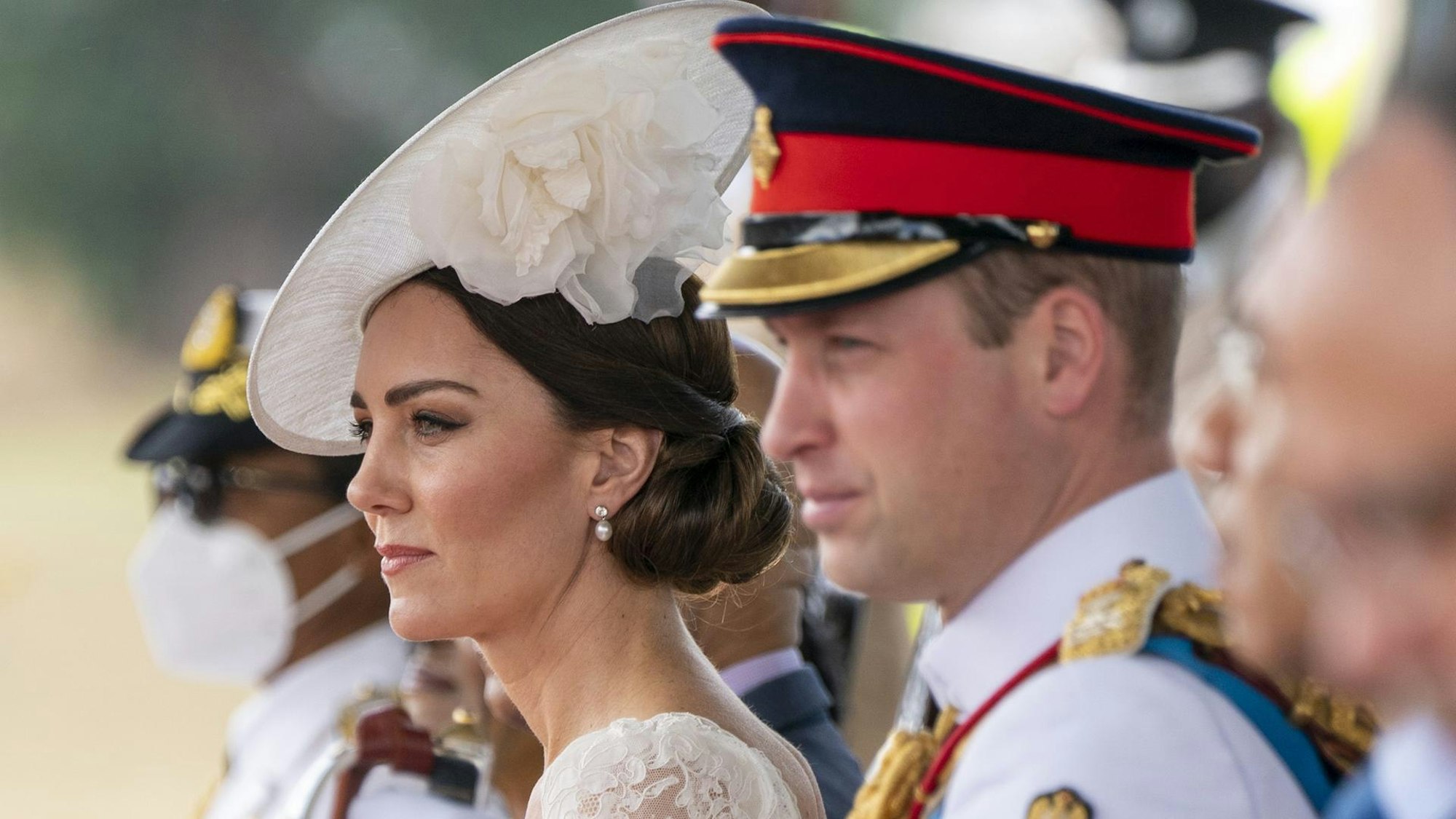Prinzessin Kate und Prinz William schauen bei einem Staatsbesuch in die Ferne.