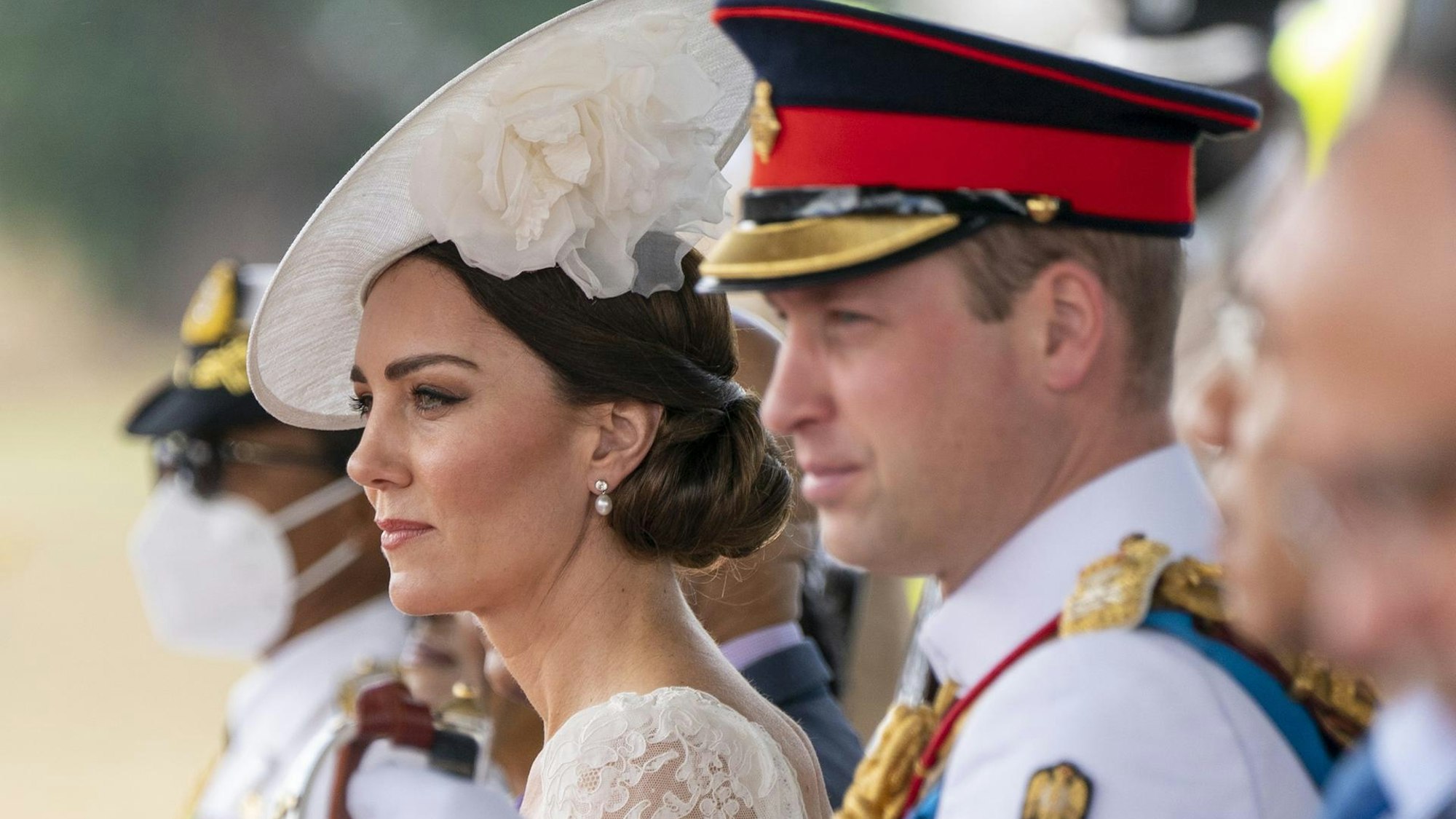 Prinzessin Kate und Prinz William schauen bei einem Staatsbesuch in die Ferne.