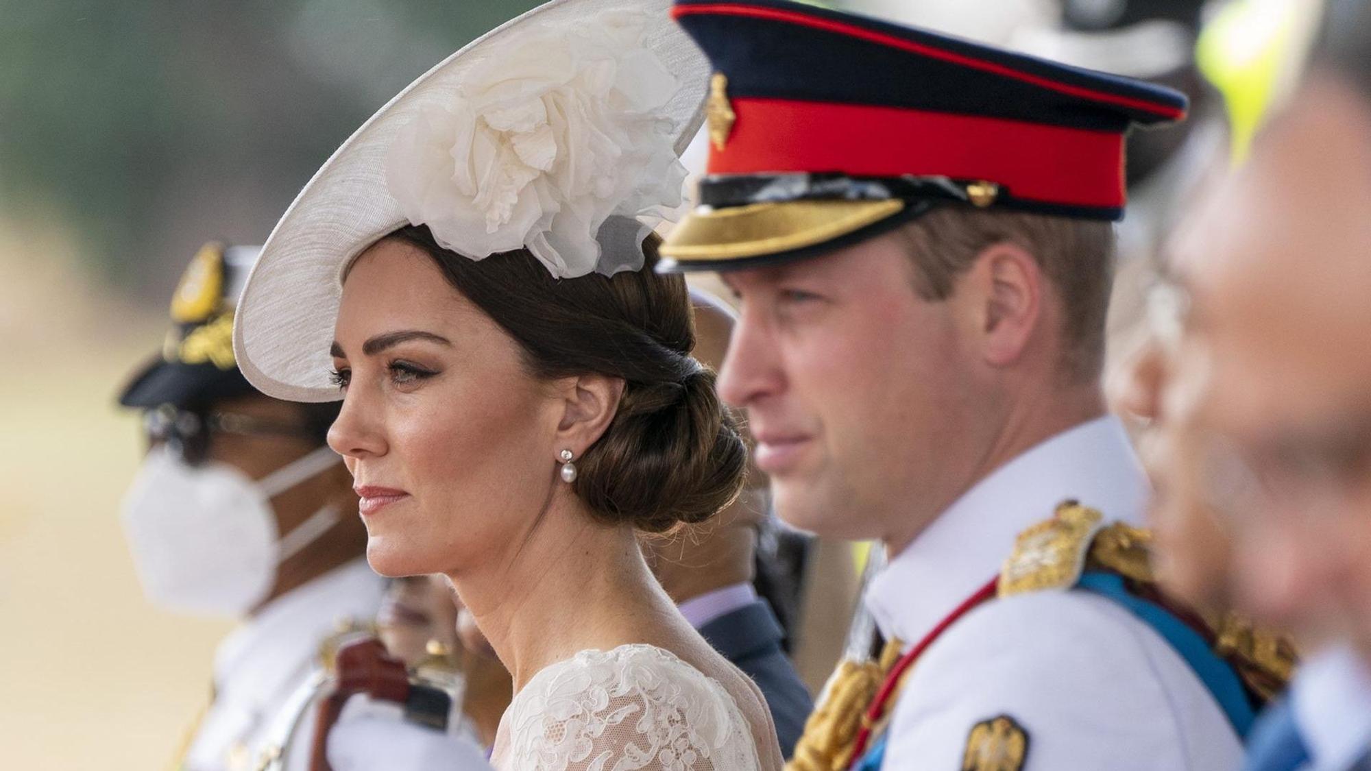 Prinzessin Kate und Prinz William schauen bei einem Staatsbesuch in die Ferne.