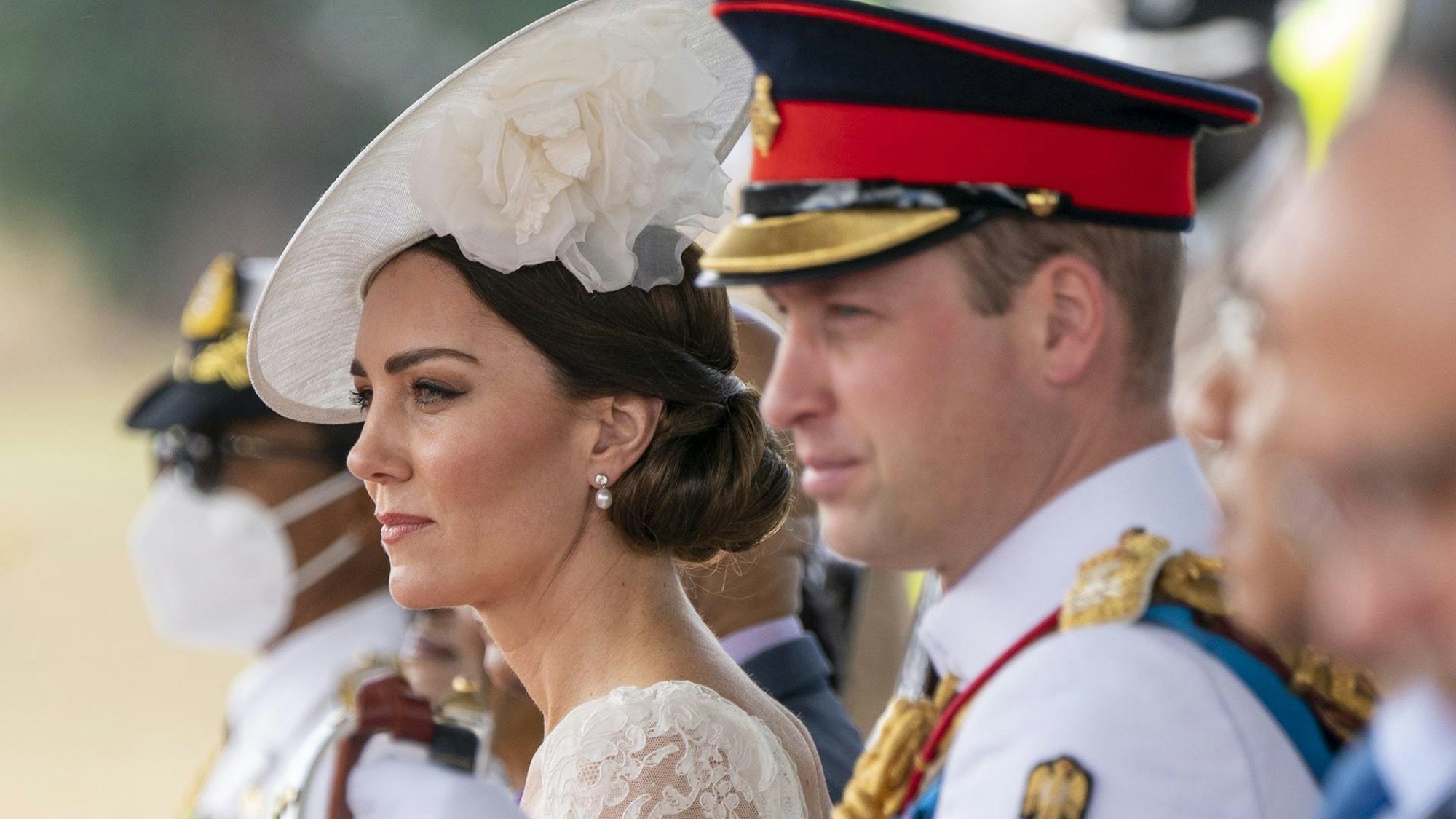 Prinzessin Kate und Prinz William schauen bei einem Staatsbesuch in die Ferne.