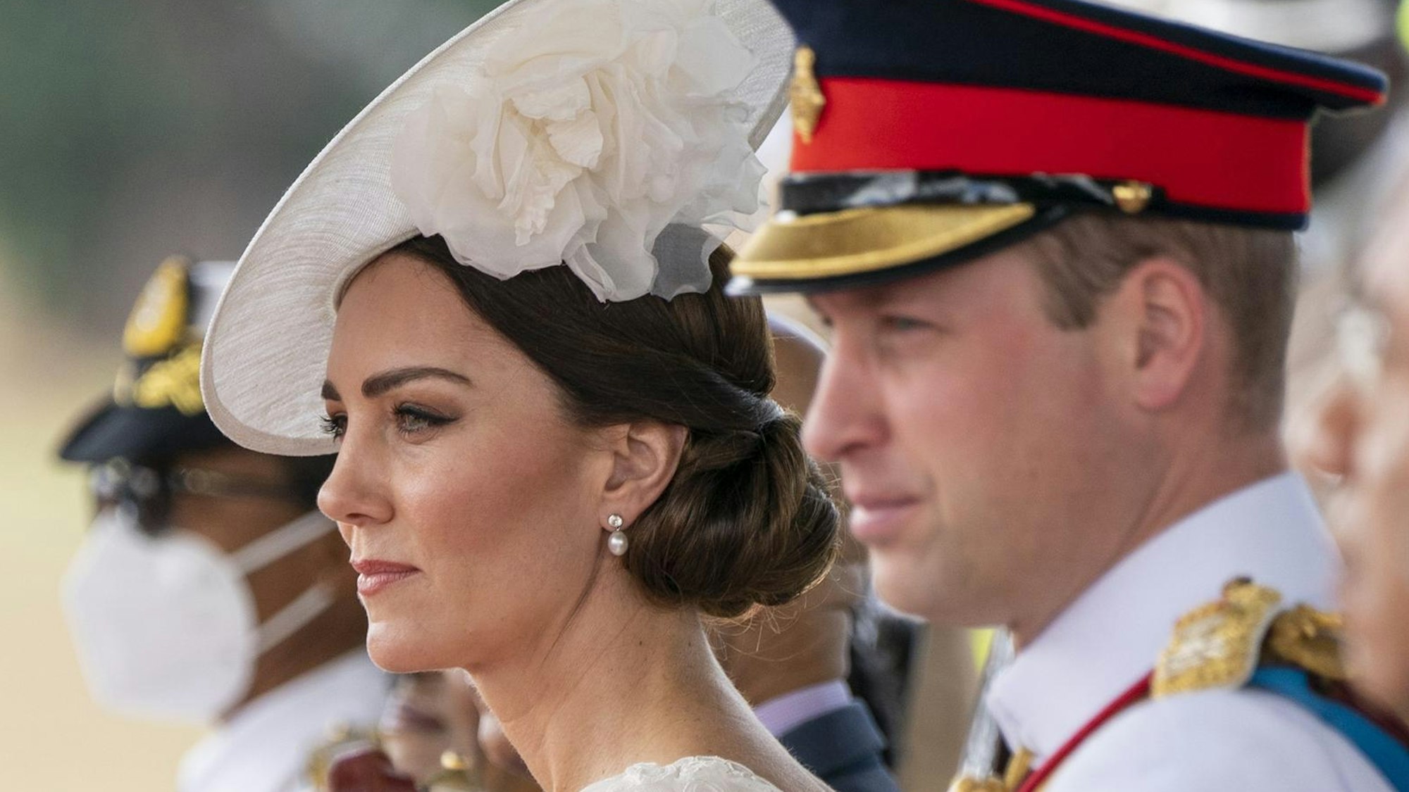 Prinzessin Kate und Prinz William schauen bei einem Staatsbesuch in die Ferne.