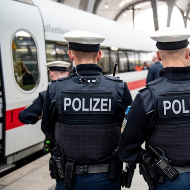 Polizei Maske Bahnhof