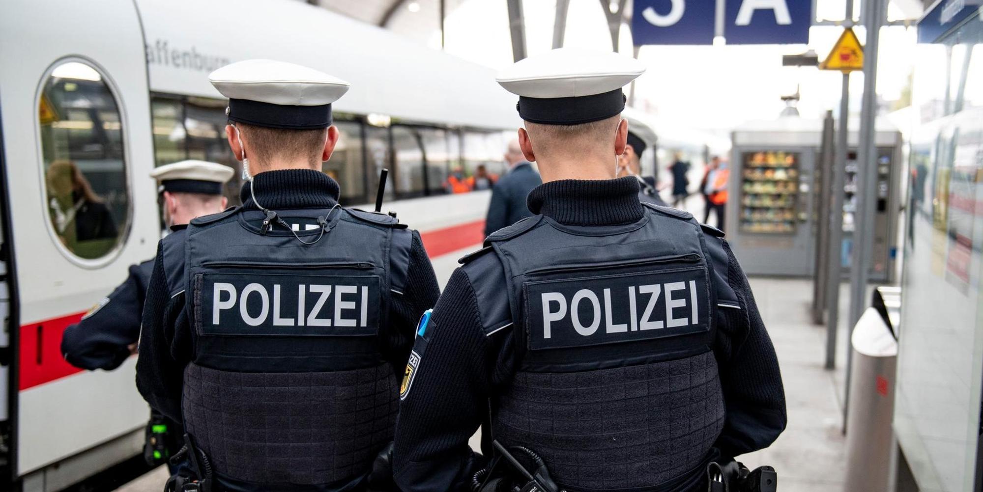 Polizei Maske Bahnhof