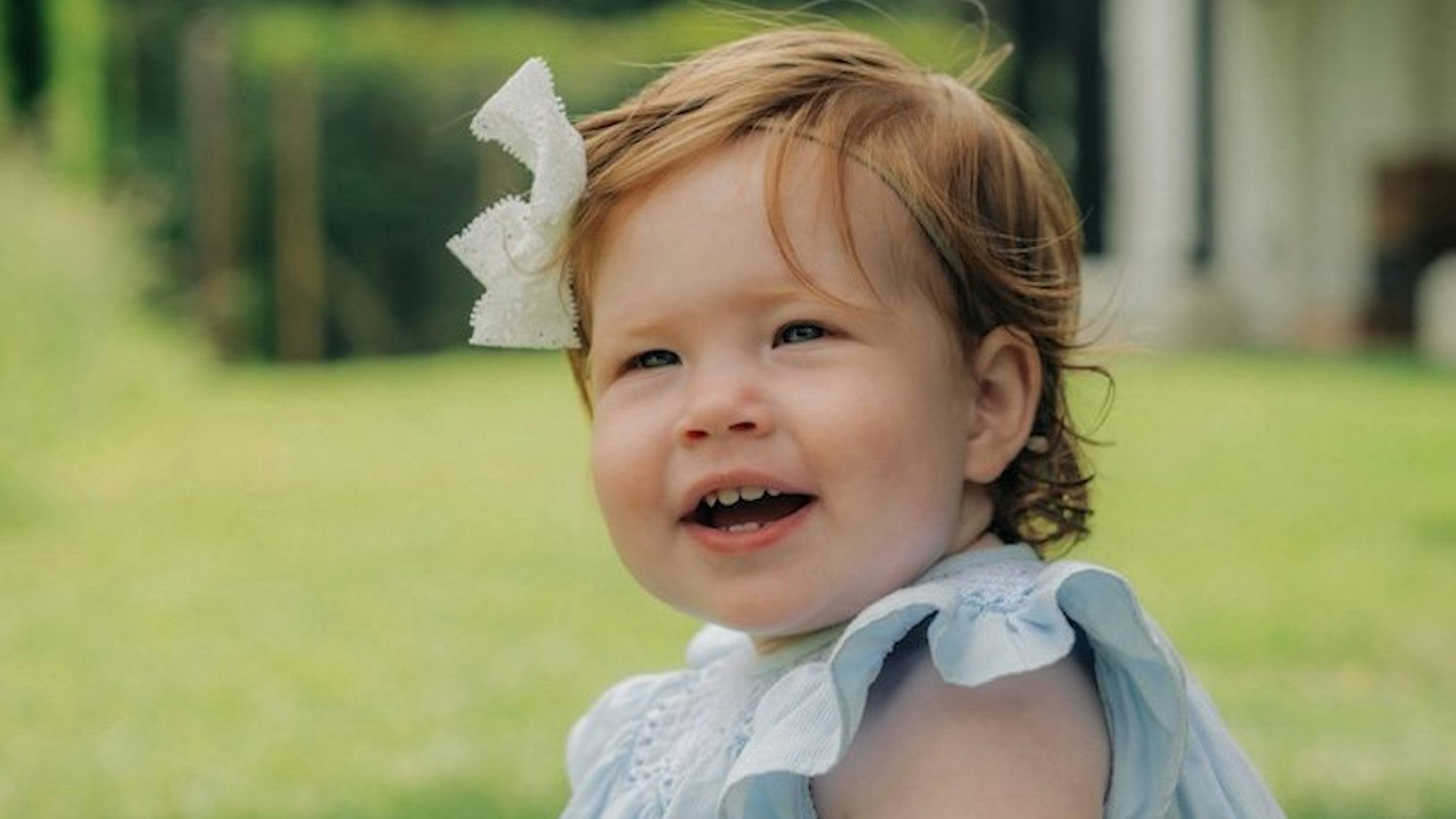 Lilibet Diana Mountbatten-Windsor, Tochter von Prinz Harry und Meghan, lächelt in die Kamera