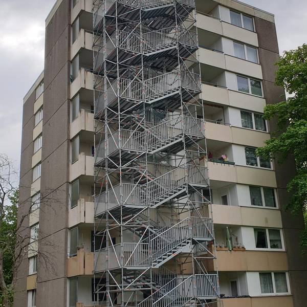 hochhaus_in_huerth_mit-notgeruest