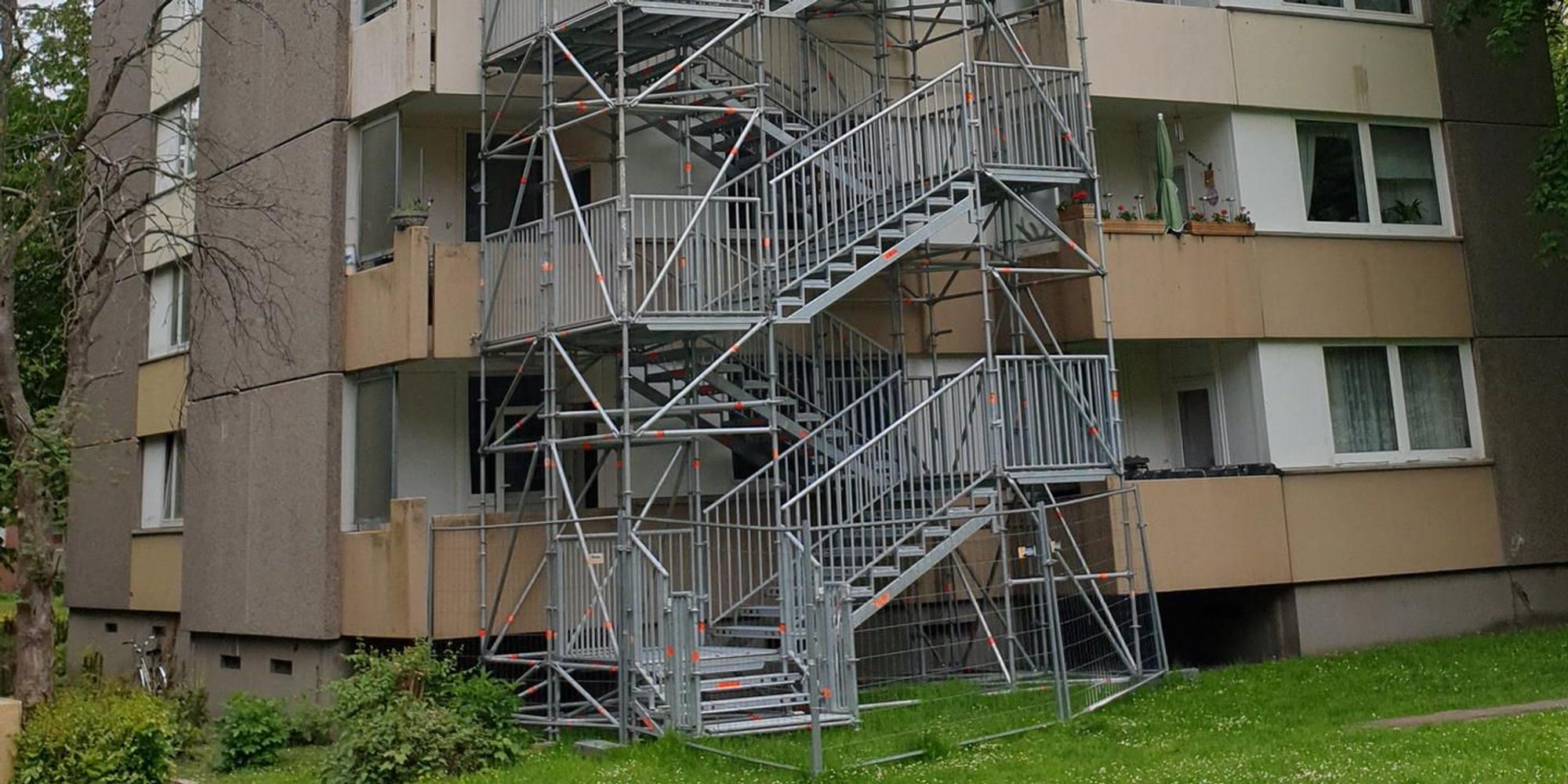 hochhaus_in_huerth_mit-notgeruest