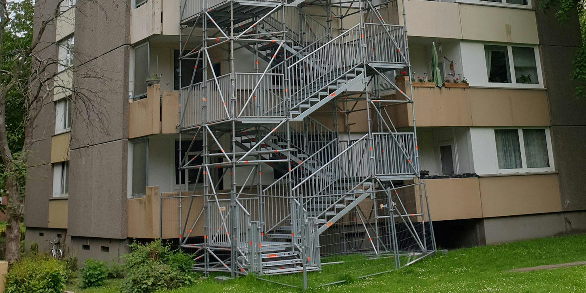 hochhaus_in_huerth_mit-notgeruest